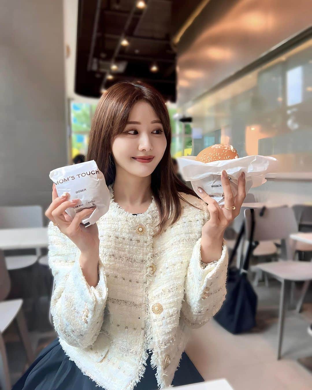 一木美里のインスタグラム：「🇰🇷🍔♥️  アンニョンTOKYO @momstouch.jp ✨ 韓国で1400店舗数以上展開している【 #MOMSTOUCH 】が、日本でも食べられる😍10.20(金)〜11.9(木)の3週間渋谷で日本初上陸のPOPUPを開催するそうです✔︎  ソウルで食べたのですが、オーダーを受けてから作る作りたてのバーガーはとってもジューシーでおいしかった…🍔また食べたい♡ポテトも美味しいですよ😋🍟✨  #PR#マムズタッチ#ハンバーガー#韓国グルメ#맘스터치」
