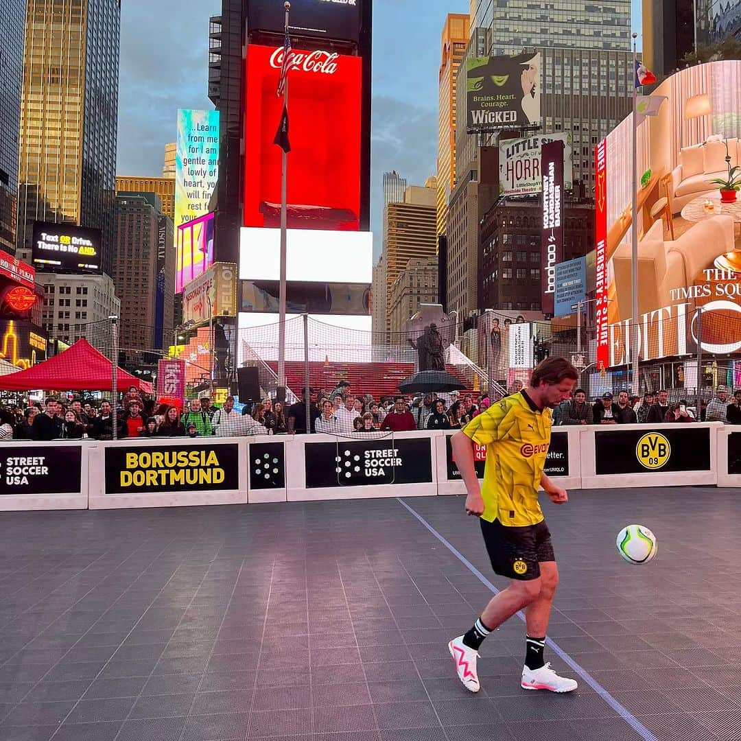 ローマン・ヴァイデンフェラーさんのインスタグラム写真 - (ローマン・ヴァイデンフェラーInstagram)「THINK BIG.  BVB Times Square Cup 2023 in NEW YORK. 🇺🇸🗽Zusammen mit CSR-Partner Street Soccer USA hat der BVB ein Jugendturnier mit 300 Kindern mitten auf dem Times Square in New York veranstaltet. Street Soccer USA ist eine gemeinnützige Organisation, die Kindern aus ärmeren Gegenden ermöglicht, im Verein Fußball zu spielen. In den USA überwiegt das „pay-to-play“ System, aufgrund dessen Kinder oft nur nach jährlichen Zahlung in Höhe von bis zu teilweise $5,000 in einem Verein spielen können. Der BVB hat mit dem Times Square Cup diesen Kindern die größte Plattform im Herzen von New York gegeben. Ein riesen Kompliment an die Umsetzung dieses Events an das gesamte US-Team vom BVB.  Gleichzeitig wurde in einem Fußball-Store am Times Square in NY eine KooperatWatch-Party von unserem Heimspiel BVB vs Union Berlin veranstaltet. #NewYork #TimeSquare @bvb09 @blackyellow  @streetsoccerusa @sportfiveagency @bundesliga @juliuseverke @domiriedle9 @maximschindler @bpaetze」10月12日 18時05分 - romanweidenfeller