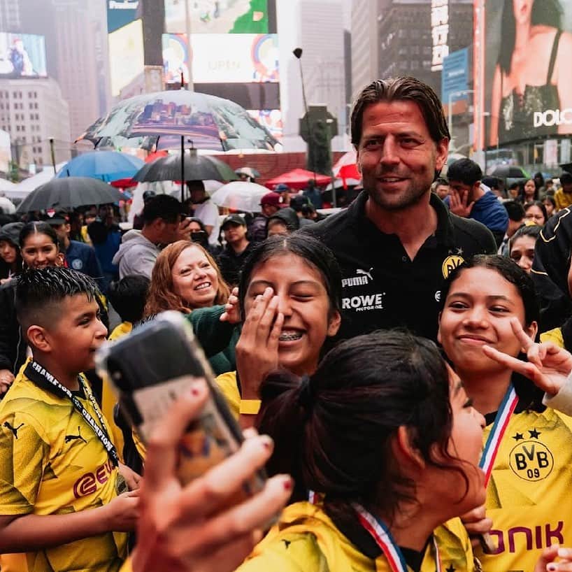 ローマン・ヴァイデンフェラーさんのインスタグラム写真 - (ローマン・ヴァイデンフェラーInstagram)「THINK BIG.  BVB Times Square Cup 2023 in NEW YORK. 🇺🇸🗽Zusammen mit CSR-Partner Street Soccer USA hat der BVB ein Jugendturnier mit 300 Kindern mitten auf dem Times Square in New York veranstaltet. Street Soccer USA ist eine gemeinnützige Organisation, die Kindern aus ärmeren Gegenden ermöglicht, im Verein Fußball zu spielen. In den USA überwiegt das „pay-to-play“ System, aufgrund dessen Kinder oft nur nach jährlichen Zahlung in Höhe von bis zu teilweise $5,000 in einem Verein spielen können. Der BVB hat mit dem Times Square Cup diesen Kindern die größte Plattform im Herzen von New York gegeben. Ein riesen Kompliment an die Umsetzung dieses Events an das gesamte US-Team vom BVB.  Gleichzeitig wurde in einem Fußball-Store am Times Square in NY eine KooperatWatch-Party von unserem Heimspiel BVB vs Union Berlin veranstaltet. #NewYork #TimeSquare @bvb09 @blackyellow  @streetsoccerusa @sportfiveagency @bundesliga @juliuseverke @domiriedle9 @maximschindler @bpaetze」10月12日 18時05分 - romanweidenfeller