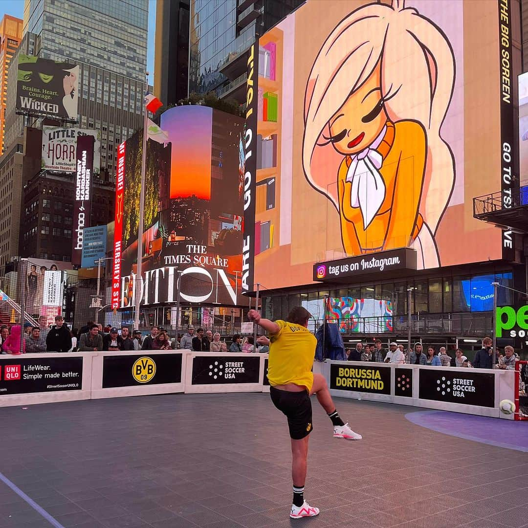 ローマン・ヴァイデンフェラーさんのインスタグラム写真 - (ローマン・ヴァイデンフェラーInstagram)「THINK BIG.  BVB Times Square Cup 2023 in NEW YORK. 🇺🇸🗽Zusammen mit CSR-Partner Street Soccer USA hat der BVB ein Jugendturnier mit 300 Kindern mitten auf dem Times Square in New York veranstaltet. Street Soccer USA ist eine gemeinnützige Organisation, die Kindern aus ärmeren Gegenden ermöglicht, im Verein Fußball zu spielen. In den USA überwiegt das „pay-to-play“ System, aufgrund dessen Kinder oft nur nach jährlichen Zahlung in Höhe von bis zu teilweise $5,000 in einem Verein spielen können. Der BVB hat mit dem Times Square Cup diesen Kindern die größte Plattform im Herzen von New York gegeben. Ein riesen Kompliment an die Umsetzung dieses Events an das gesamte US-Team vom BVB.  Gleichzeitig wurde in einem Fußball-Store am Times Square in NY eine KooperatWatch-Party von unserem Heimspiel BVB vs Union Berlin veranstaltet. #NewYork #TimeSquare @bvb09 @blackyellow  @streetsoccerusa @sportfiveagency @bundesliga @juliuseverke @domiriedle9 @maximschindler @bpaetze」10月12日 18時05分 - romanweidenfeller