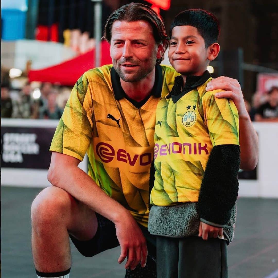 ローマン・ヴァイデンフェラーさんのインスタグラム写真 - (ローマン・ヴァイデンフェラーInstagram)「THINK BIG.  BVB Times Square Cup 2023 in NEW YORK. 🇺🇸🗽Zusammen mit CSR-Partner Street Soccer USA hat der BVB ein Jugendturnier mit 300 Kindern mitten auf dem Times Square in New York veranstaltet. Street Soccer USA ist eine gemeinnützige Organisation, die Kindern aus ärmeren Gegenden ermöglicht, im Verein Fußball zu spielen. In den USA überwiegt das „pay-to-play“ System, aufgrund dessen Kinder oft nur nach jährlichen Zahlung in Höhe von bis zu teilweise $5,000 in einem Verein spielen können. Der BVB hat mit dem Times Square Cup diesen Kindern die größte Plattform im Herzen von New York gegeben. Ein riesen Kompliment an die Umsetzung dieses Events an das gesamte US-Team vom BVB.  Gleichzeitig wurde in einem Fußball-Store am Times Square in NY eine KooperatWatch-Party von unserem Heimspiel BVB vs Union Berlin veranstaltet. #NewYork #TimeSquare @bvb09 @blackyellow  @streetsoccerusa @sportfiveagency @bundesliga @juliuseverke @domiriedle9 @maximschindler @bpaetze」10月12日 18時05分 - romanweidenfeller