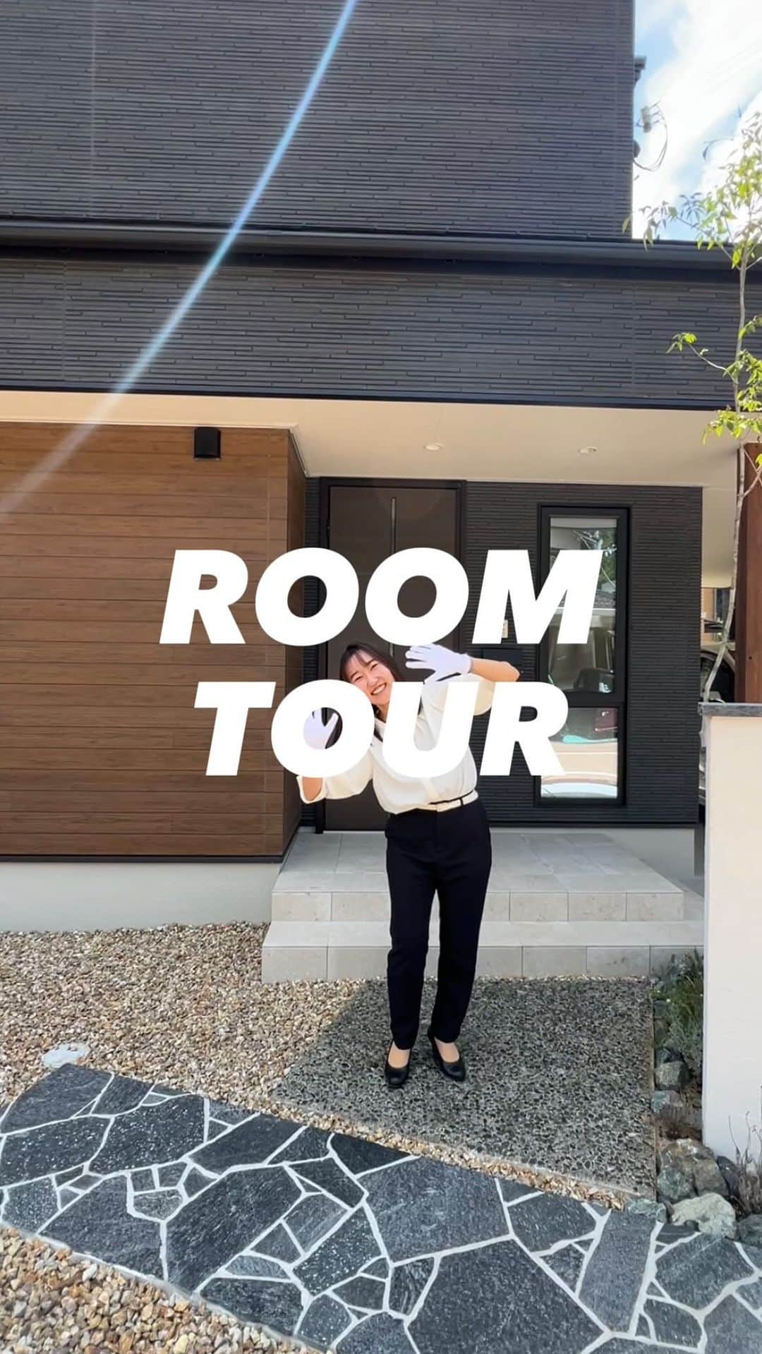homelife 夢を叶える暮らし方のインスタグラム：「【ルームツアー】33坪のクールモダンハウス✨ #roomtour #LDK #新築 #注文住宅 #新築一戸建て #自由設計 #アーキホーム #空間デザイン #戸建て #おしゃれな家 #関西ナンバーワンの住宅メーカー」