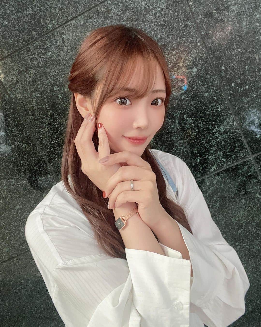 伊藤弥鈴さんのインスタグラム写真 - (伊藤弥鈴Instagram)「♥  @danielwellington  コーデやシーンを選ばず身につけられるダニエルウェリントンの腕時計とリング💍⌚️  ブラックコーデにもホワイトコーデにもぴったりハマる♥  15%OFFクーポンコード「misuzu2309」 公式ウェブサイトまたは直営店舗で購入すると、 15％オフになります✨ 使用期限：2023年12月31日まで  #PR#ダニエルウェリントン #DW12周年 #dwturns12 #FW2023 #YESDW #コーデ紹介」10月12日 18時07分 - itomisuzu_