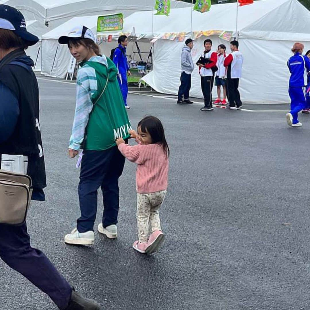 三浦絵里菜さんのインスタグラム写真 - (三浦絵里菜Instagram)「かごしま国体🐷  国体直前の怪我はあったものの、若さに負けずとはいかなかったものの笑、やれる事はやったしめちゃくちゃ楽しんだ🥹✨  ひたすらスラブをやっていたおかげかボルダーの2課題目はなんとか登れた🙆‍♀️  リードは完全なる練習不足で不甲斐ない登りでもう本当にごめんなさい🙇‍♀️  欲を言えばもっともっと登りたかったけどまずは怪我を治そう。  来年も出れるはずなので頑張りたい👊  今回ときちゃんを預かってくれたパパとばぁばには大感謝🙏 会場で遊んでくれた皆さんも本当にありがとうございました🙇‍♀️💓  是非またどこかで会えたら遊んでもらえるととても嬉しいです👧🏻✨  @s_suzuka65  @25yasu25  いつもありがとう🥰  @yuya_sato  @oogai68  @mirei.s05  @斉藤さん 宮城チーム最高でした🙌  @aoyagi.iwadeyama  治療ありがとうございました🙇‍♀️  #鹿児島国体 #かごしま国体  #宮城チームトラブルにより #初めての監督会議　 #白水館 #広かった  #砂蒸し温泉 #楽しんだ #黒豚 #食べれた #最高」10月12日 18時07分 - 7eri