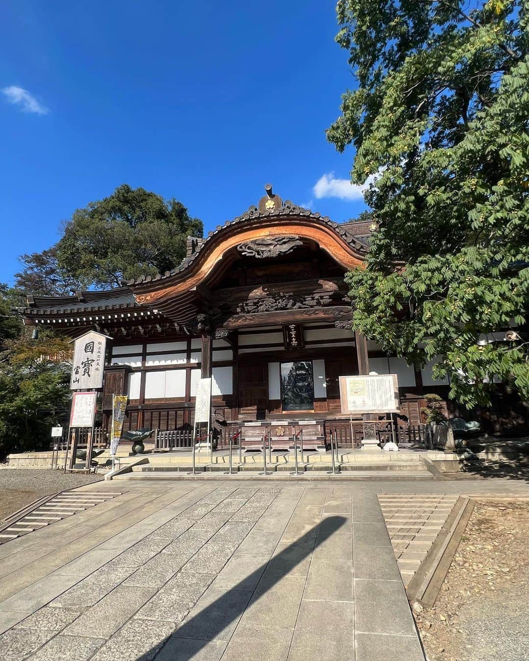 辻井亮平のインスタグラム：「健康を祈願しにお寺に行ってきました。  不思議なもんですね。  逆スピの俺でもこういう事はしたいんですよね。  道中、屋台のおばちゃんが、  『食べ歩きしながら行ったらどうや？』  って声掛けてきたんでおばちゃんから草もち買ってこの状態で歩いてました。  この状態で下校中の小学生の集団とたくさんすれ違いましたが、全員ドン引きしてました。  あんなに楽しそうにハシャイでたのに俺見た瞬間みんな顔引き攣り出して息を呑んでた。  誰が寺に現れた妖怪髭まんじゅうやねんコラ🙂💢  みんな。俺のせいちゃうからな。  屋台のおばちゃんに言えよ🙂  #おみくじ引きました #ぼちぼち身体は #全回復する的な事書いてました #頼むでほんま #信じるからな ！！！！ #山さん」
