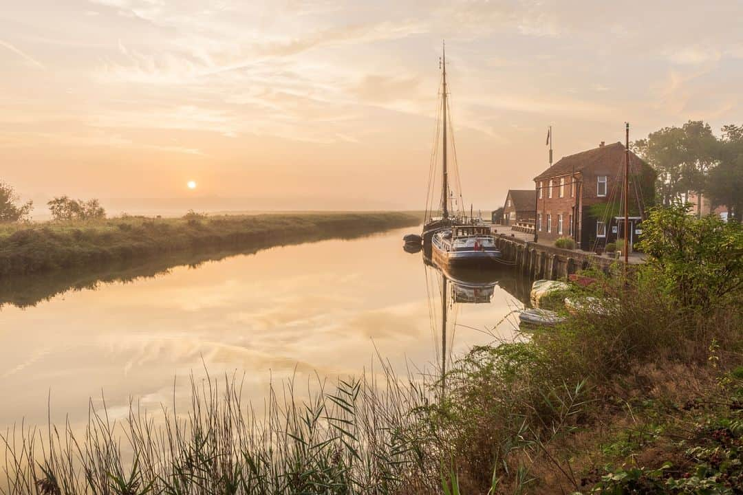 Canon UKのインスタグラム：「Early morning starts definitely pay off!   Matt captured the sun breaking over the horizon on a hazy morning at Snape Bridge on the River Alde ☀️  📷 by @mattt_finch  Camera: EOS 5D Mark III Lens: EF 24-70mm f/2.8L II USM Shutter Speed: 1/125, Aperture: f/11, ISO 100   #myphotography #photogear #canonshooter #mycamerabag #canongear #cameraaddict #dailygear #canonuk #mycanon #canon_photography #canoncamera」