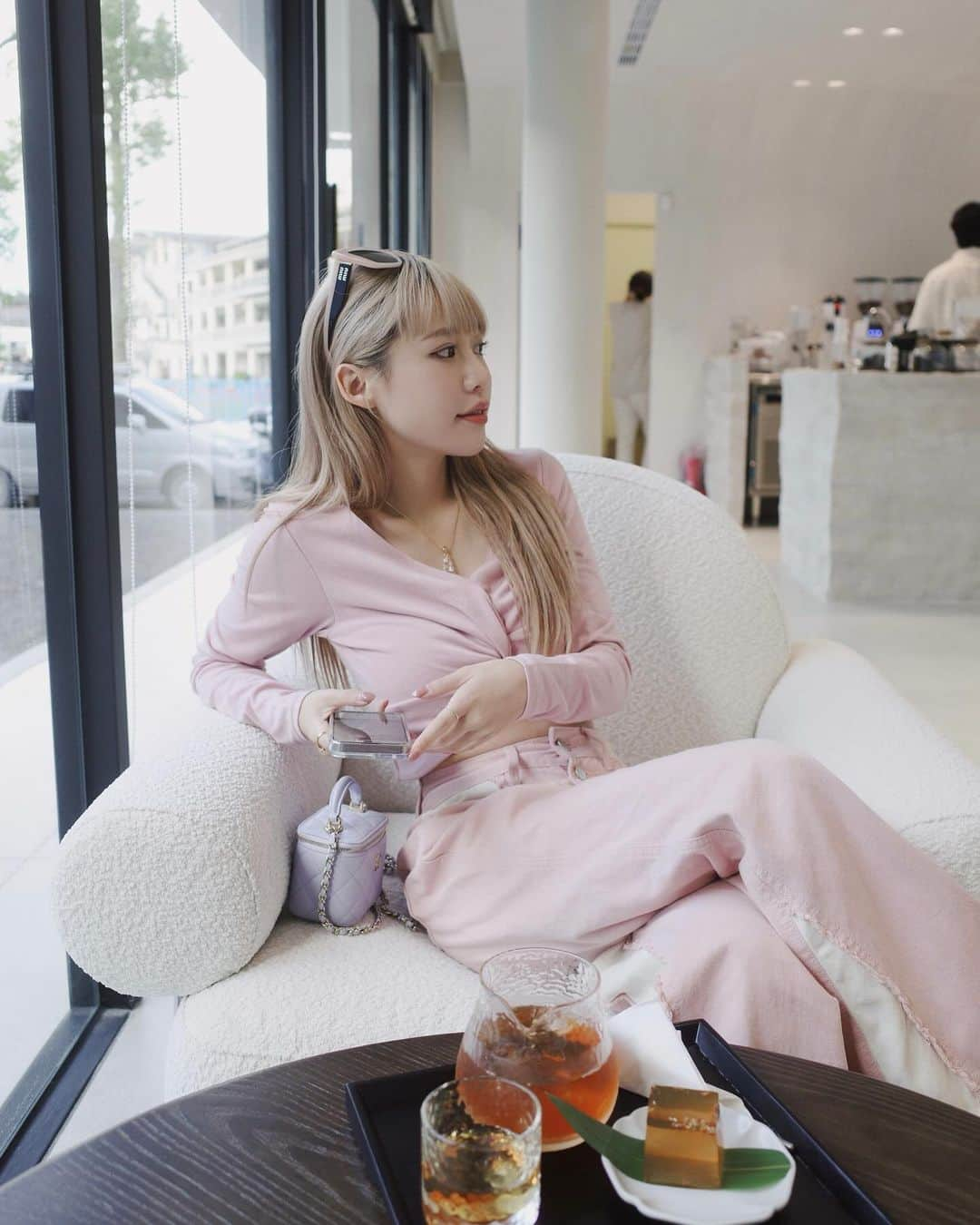 紀卜心さんのインスタグラム写真 - (紀卜心Instagram)「Coffee time☕️  #outfits Top @scheming_gg」10月12日 18時11分 - eatzzz7