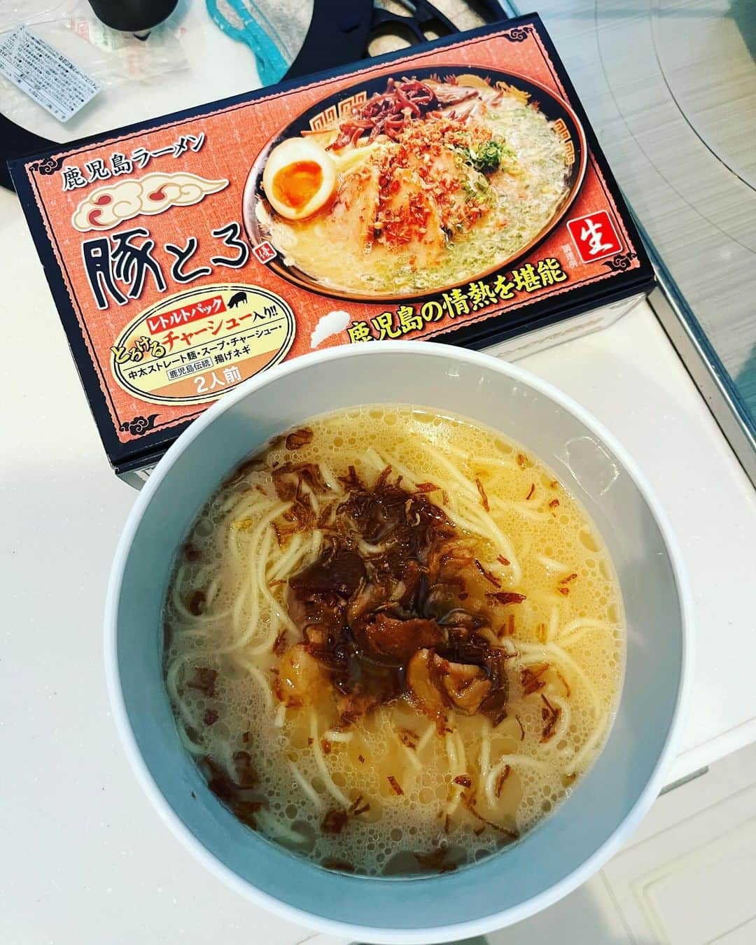 山根良顕のインスタグラム：「銀シャリの橋本くんに結婚祝いで広島名物をあげたら、鹿児島名物をいただけました🍜 最高！めちゃうま！」