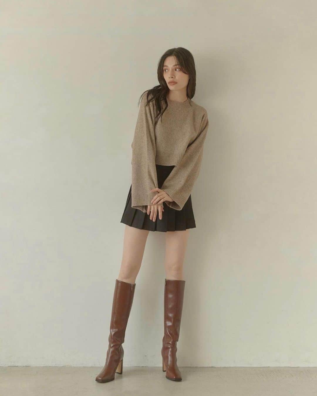 のインスタグラム：「#restock ✔︎Betty skinny long ブーツ ¥18,700(tax in) . ✔︎Pleats trapeze mini スカート ¥7,700(tax in) . . 詳しくはWEB STORE(@acym_official )のTOP URLよりご覧ください。  #ACYM #ootd #outfit #ミニスカート #スカートコーデ #ロングブーツ #ロングブーツコーデ #ブーツ #秋服 #秋コーデ」