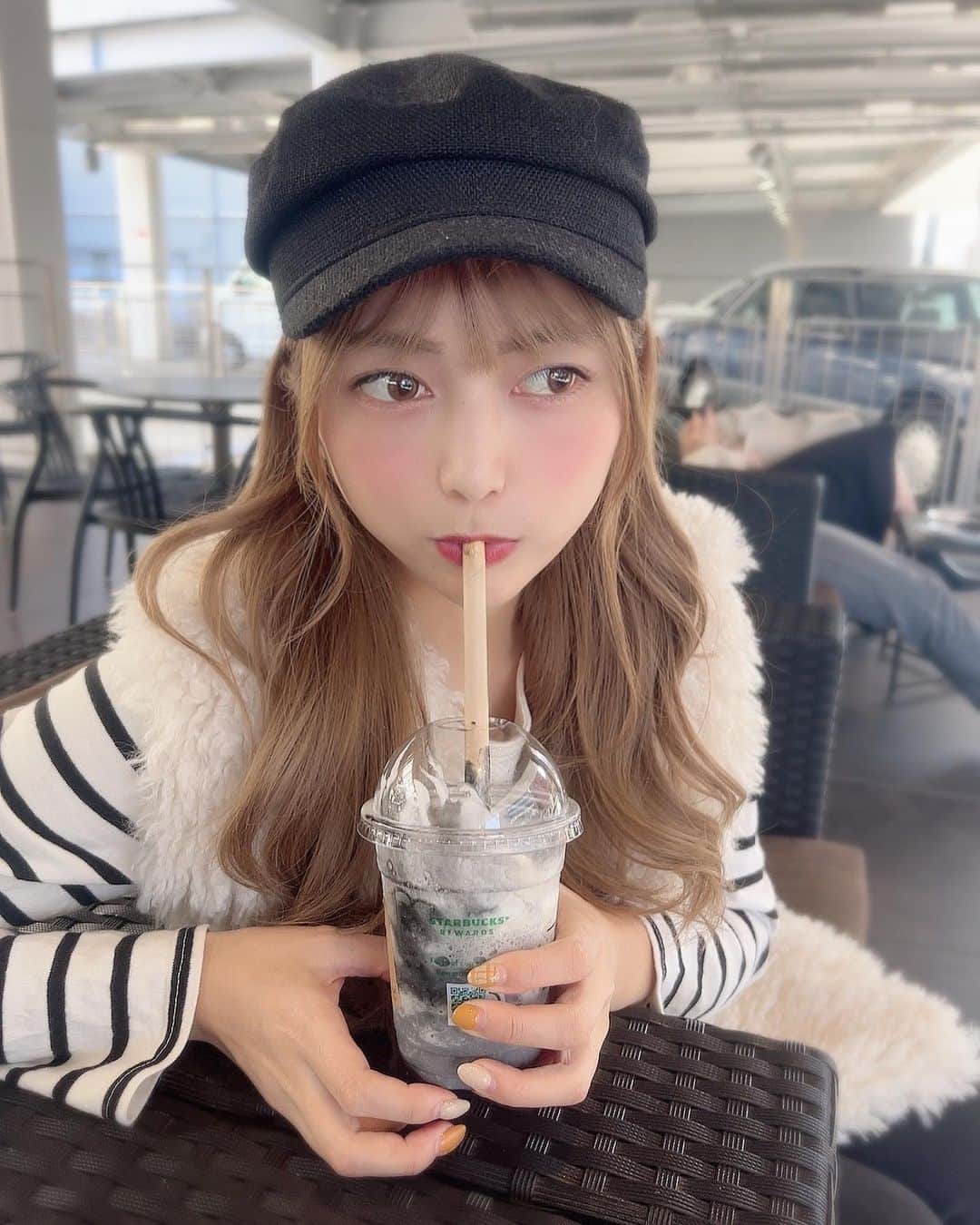 のインスタグラム：「airiとスタバ🥸💕 . Boooooフラペチーノ👻🖤 昨日から発売してるよ！ まっくろくろすけだ〜！！ . ケーキはブルーベリーソース入りの チョコケーキで、フラペチーノは キャラメルとパンプキンだって🎃 見た目は黒ゴマでしかない。。。😳 . . #starbucks #fashion #ootd #code #スタバ #スタバ新作 #ファッション  #秋コーデ #秋服コーデ #ファーベスト  #キャスケット #グルメ女子 #グルメ #boooooフラペチーノ #ハロウィン  #helloween #彼女感 #followme」