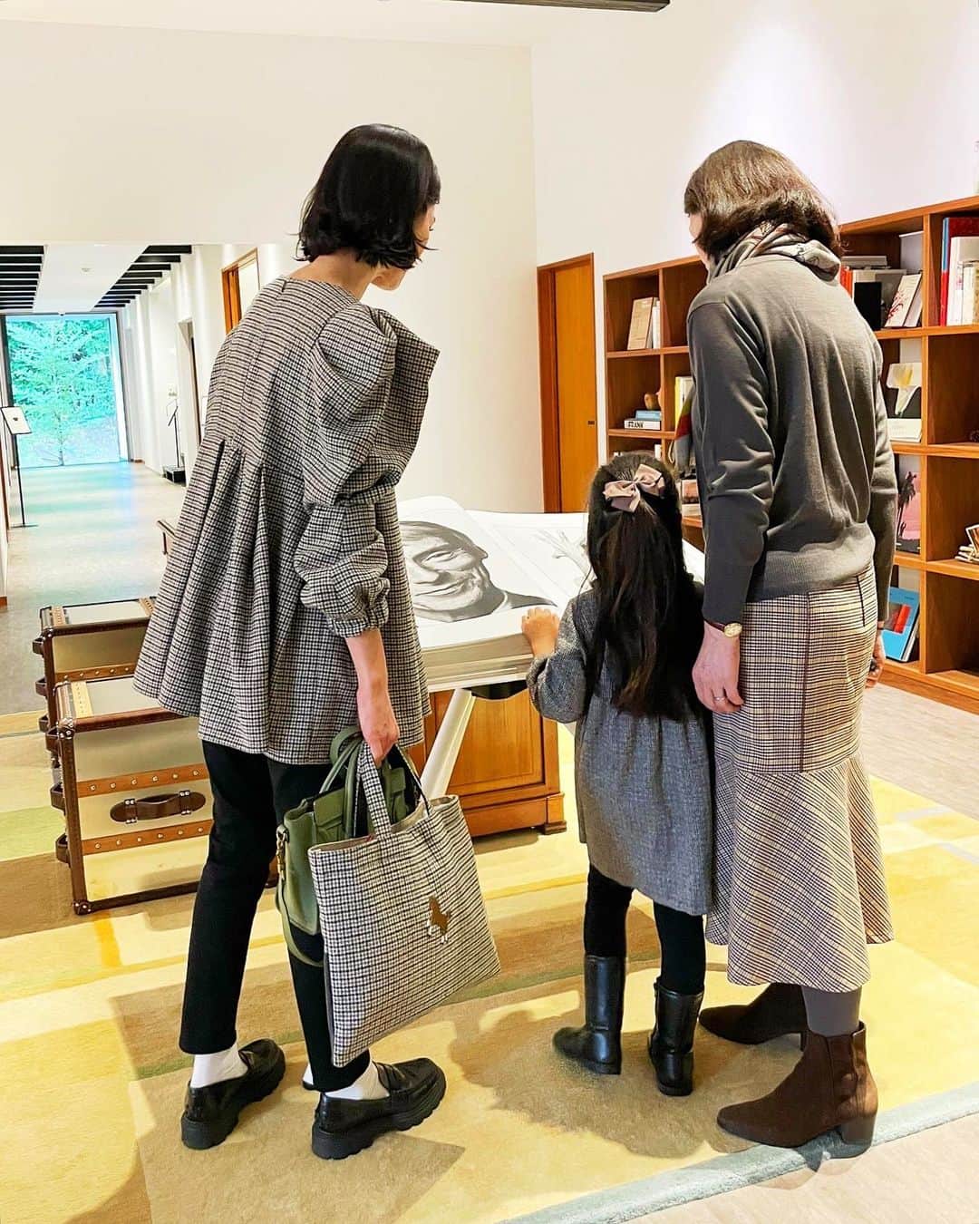 川人未帆のインスタグラム：「・ 3世代コーデ🖤🤎 ばあばとは打ち合わせしていないのに何故かいつもかぶる😂💕」