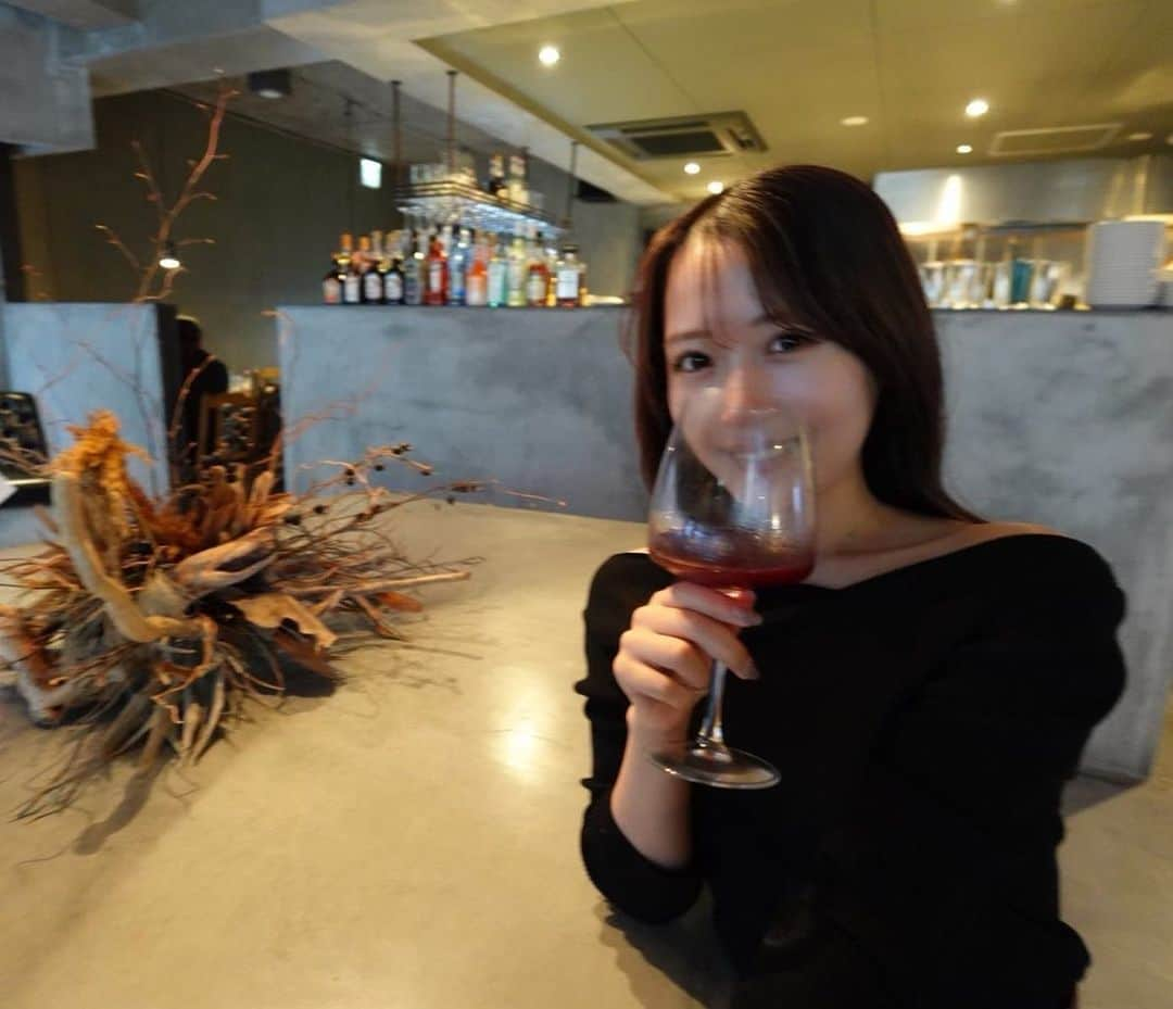 川上真歩のインスタグラム：「ジュース🍇  おしゃれなお店だった🫶  #comma #梅田カフェ #梅田ランチ」