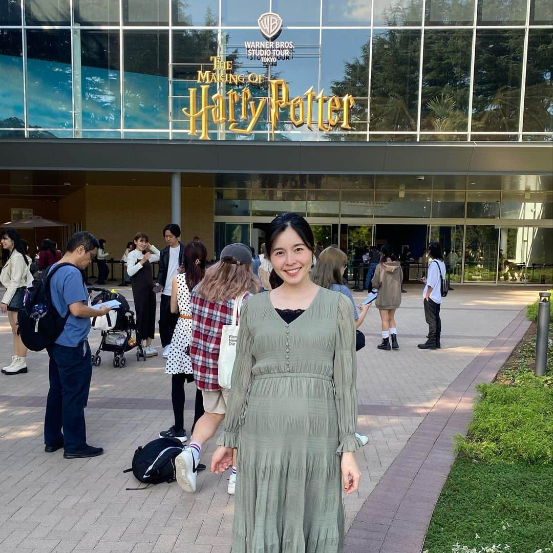 和田奈美佳のインスタグラム：「🧙‍♀️✨  豊島園の跡地に出来た ワーナーブラザーズスタジオ見学ツアー メイキングオブ•ハリーポッターに 行ってきました😆✨  とにかく細部にまでこだわり抜いた 世界観に終始感動🥲🥲 館内はほとんどが写真OKになっていて、 ２００枚以上撮影して来ました笑  感想は、また後日🧙‍♀️✨  #ハリポタツアー  #としまえん  #ハリーポッタースタジオツアー  #終始大はしゃぎ #最高の息抜きでした」