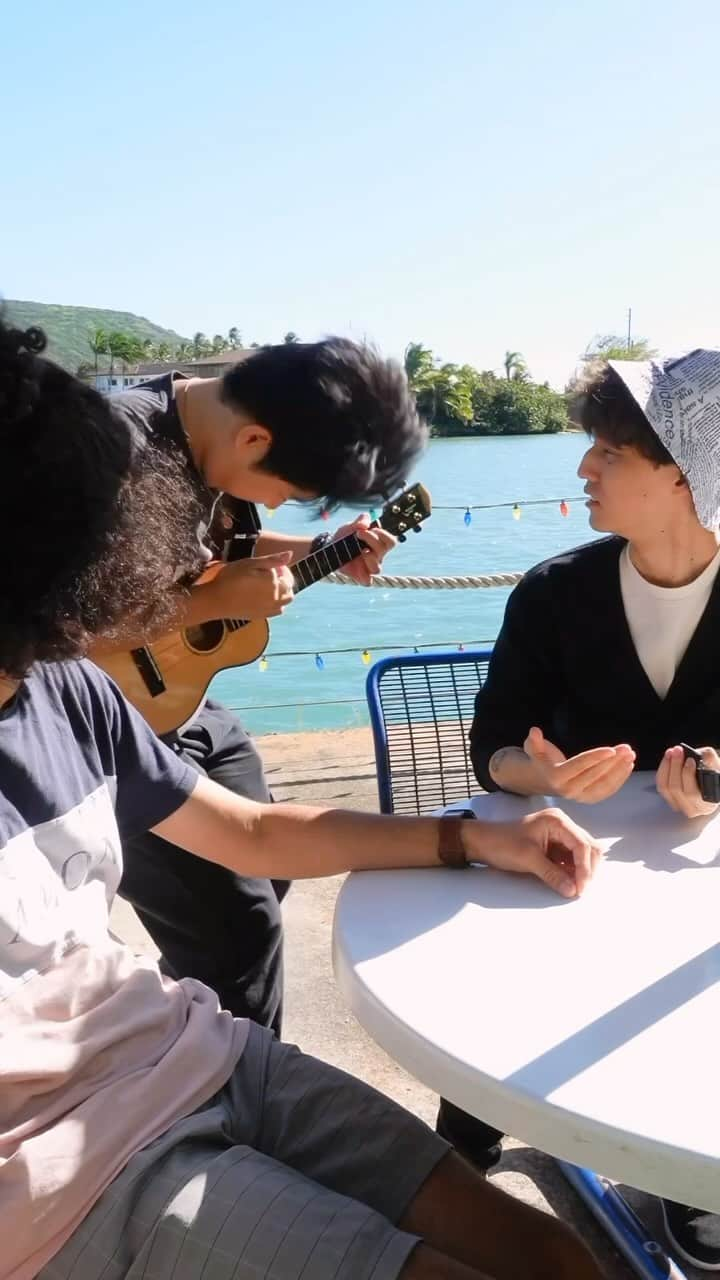 Eden Kaiのインスタグラム：「Interrupting @hamasamakun & @kuyjha with an ukulele ウクレレでお邪魔してみた⁣ ⁣ ⁣ ⁣ #hamasamakun #kuyjha #hawaiicomedy #ukulele #ウクレレ」