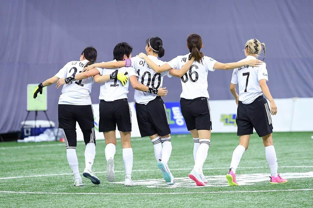 イ・ヒョニのインスタグラム：「축구를 하다보면 이런날도 저런날도⚽️ 우리 인생처럼 #골때리는그녀들  #구척장신」