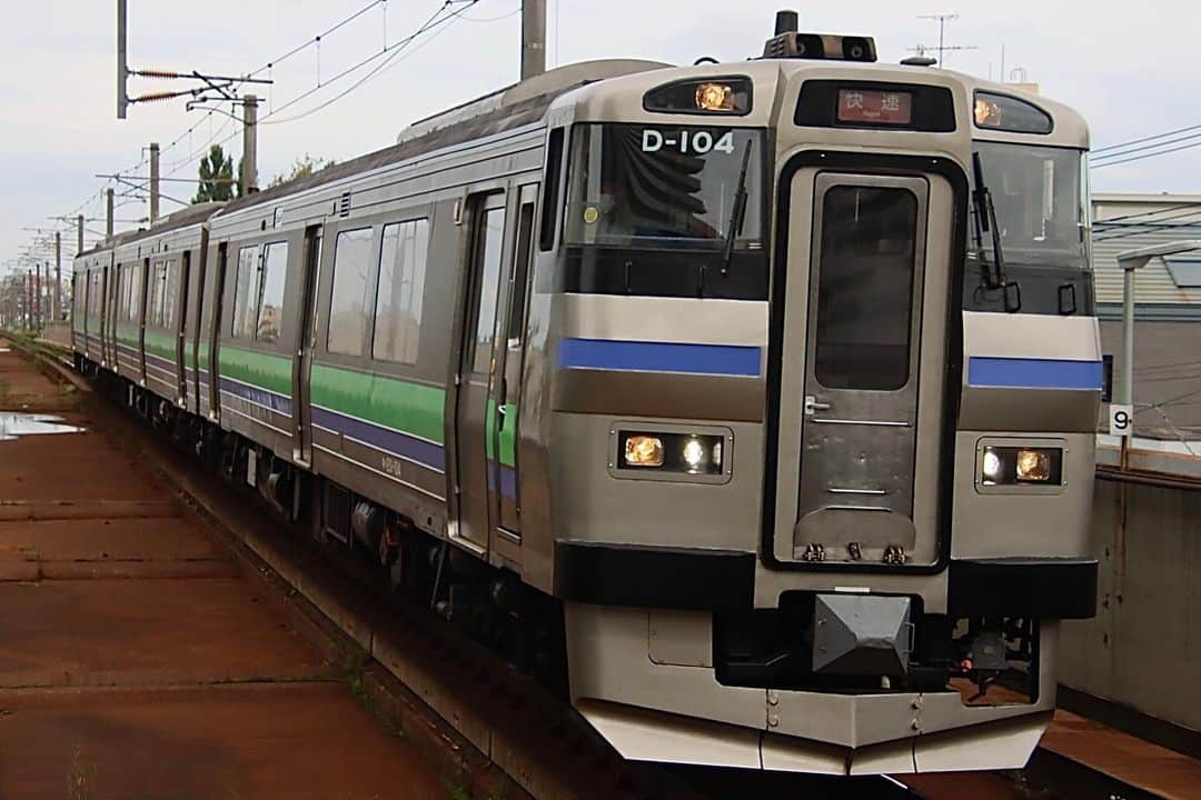 徳永ゆうきのインスタグラム：「. . こちらは気動車！ . -2023.09.26- . #鉄道写真 #撮り鉄 #鉄道好き #JR北海道 #函館本線 #琴似駅 #キハ201系 #気動車 #快速 #ニセコライナー #札幌行き」