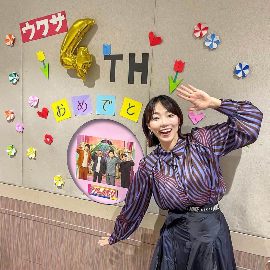 雨宮萌果さんのインスタグラム写真 - (雨宮萌果Instagram)「👏✨👏✨  フジテレビ 「ウワサのお客さま」4周年🎈✨  いつもご覧頂きありがとうございます！  VTRのたっぷりとした見応えと スタジオの絶妙なほっこり感で お届けしているウワサのお客さま。  これからも どうぞ楽しんで頂けると幸いです❣️  10月から 金曜9時〜ドラマ枠になり  番組のレギュラー時間は 金曜8時にお引越し📦！ (ただSPだったり変則的ですが笑)  収録時、スタジオの廊下が 可愛いフォトスポットに なっていました🌷  ちゃんと目隠しとバミリまで。笑  この方とパチリ📷  10月13日(金)は 夜7時〜2時間SPです！」10月12日 18時26分 - ame_moe_kichi0630