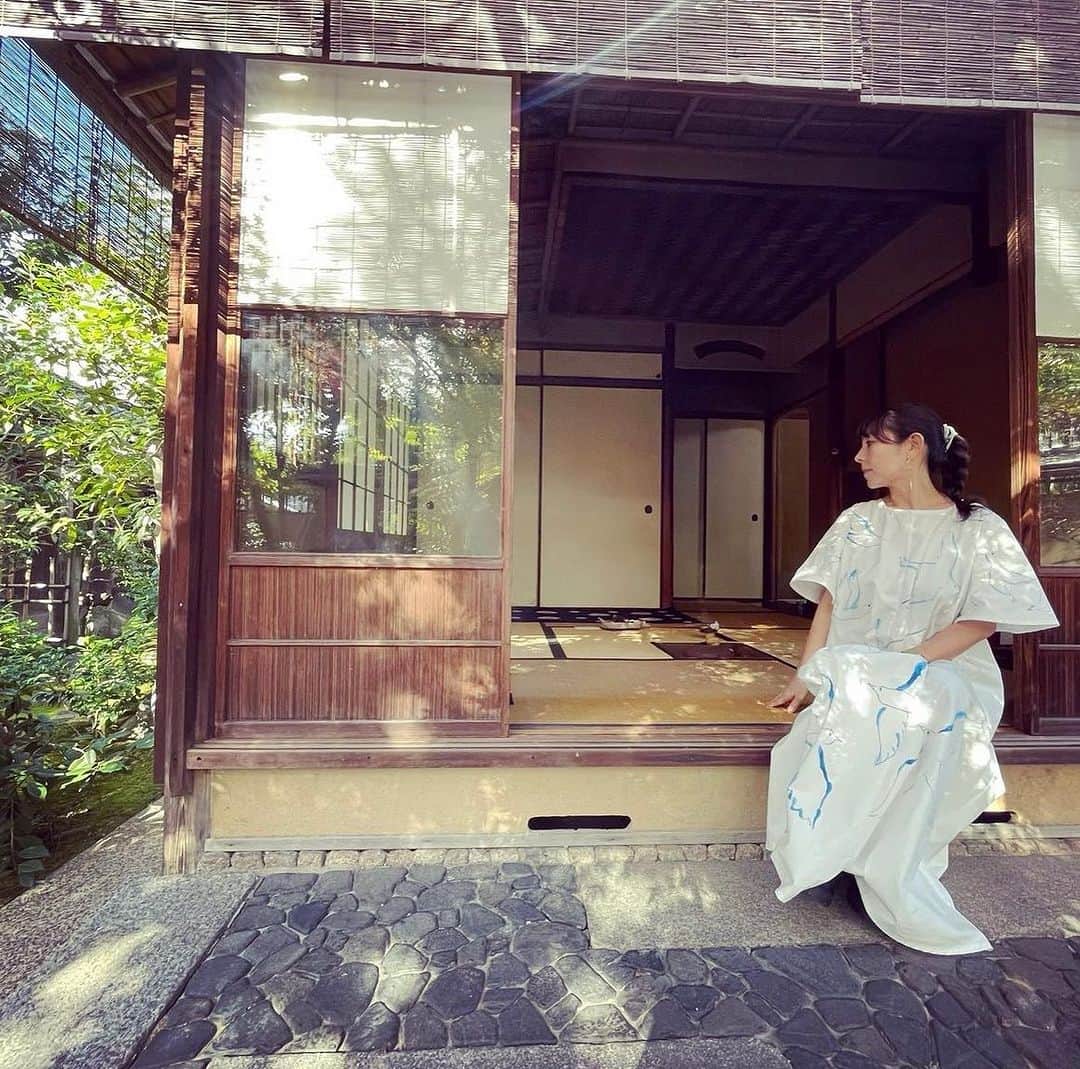 akikoのインスタグラム：「京都、仁風庵で開催される「あき こと きょうと」がいよいよ今週末となりました。 普段は入れない文化財でもある仁風庵。この季節、仁風庵さんのお庭はとても美しいと思います。 小渕暁子さんのライブ・ペインティングもとてもレア。 昼下がりの京都の町屋で、ボッテガのスパークリングとともに、ゆったりと音楽を楽しんでいただくイベントです。 この機会をお見逃しなきよう、、、関西方面のみなさん、是非いらしてください🍁  2023/10/15(sun) あき こと きょうと Music Salon Live in 仁風庵（国登録文化財）  秋のひと時、京の町屋で歌にギター、ライブペイントを楽しむミュージックサロン。 イタリアBOTTGAのスパークリングをマリアージュしたちょっと贅沢な大人の空間をお届けします。     2023年　10月15日（日曜日） 午後２時30分開場 午後３時　　開演 会費　￥6000 （BOTTEGA スパークリングワイン付き） ◉アルコール以外のソフトドリンクのご用意もございます。 会場:仁風庵 〒602-0915 京都市上京区中立売通西洞院西入三丁町446     出演 akiko （ジャズシンガー） 阿部浩二（ギタリスト) 小渕暁子（イラストレーター）     申し込みは、メールまたはpeatixにて。 e-mail :kyotojinpuan@gmail.com ①お名前 ②人数 ③連絡先  09020482730（携帯山本）　　　 075-4417403（仁風庵）  peatix https://akikotokyoto.peatix.com/vie」