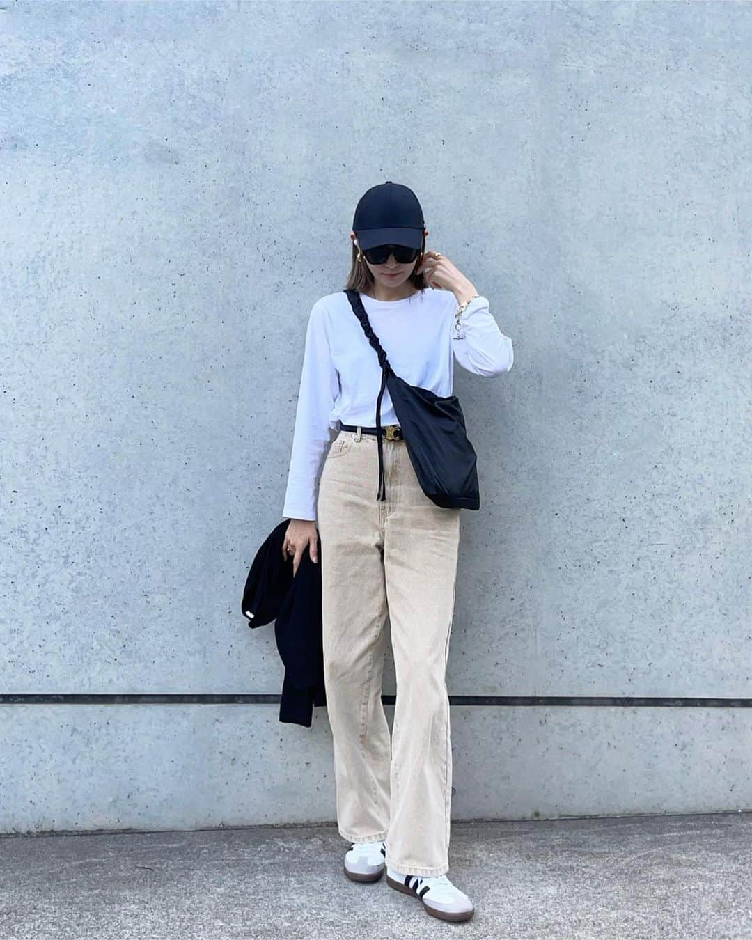 puu326のインスタグラム：「𝚄𝙽𝙸𝚀𝙻𝙾×𝙶𝚄  ご近所カジュアル☺️  tops… @uniqlo_jp #uniqlo  knit… @gu_for_all_ #gu bottom… @grl_official #grl sneaker… @adidasoriginals #adidassamba  bag… @soar._official   バッグは2way♡ 流行りのシャーリングバッグ  めっちゃ軽ナイロン👏 旅行にも良さそう！☺️✈️🎵 ストーリーからも見てみてねー！🫶🏻💕  #soar.#ソア#soar._bag#バッグ#ナイロンバッグ#ショルダーバッグ #肩掛けバッグ#斜め掛けバッグ#pr#uniqloコーデ#guコーデ#ユニクロ購入品 #ジーユー購入品 #グレイル#グレイル購入品 #デニムコーデ#大人カジュアル#高身長女子コーデ #海外ファッション #セリーヌベルト #大人シンプルコーデ」