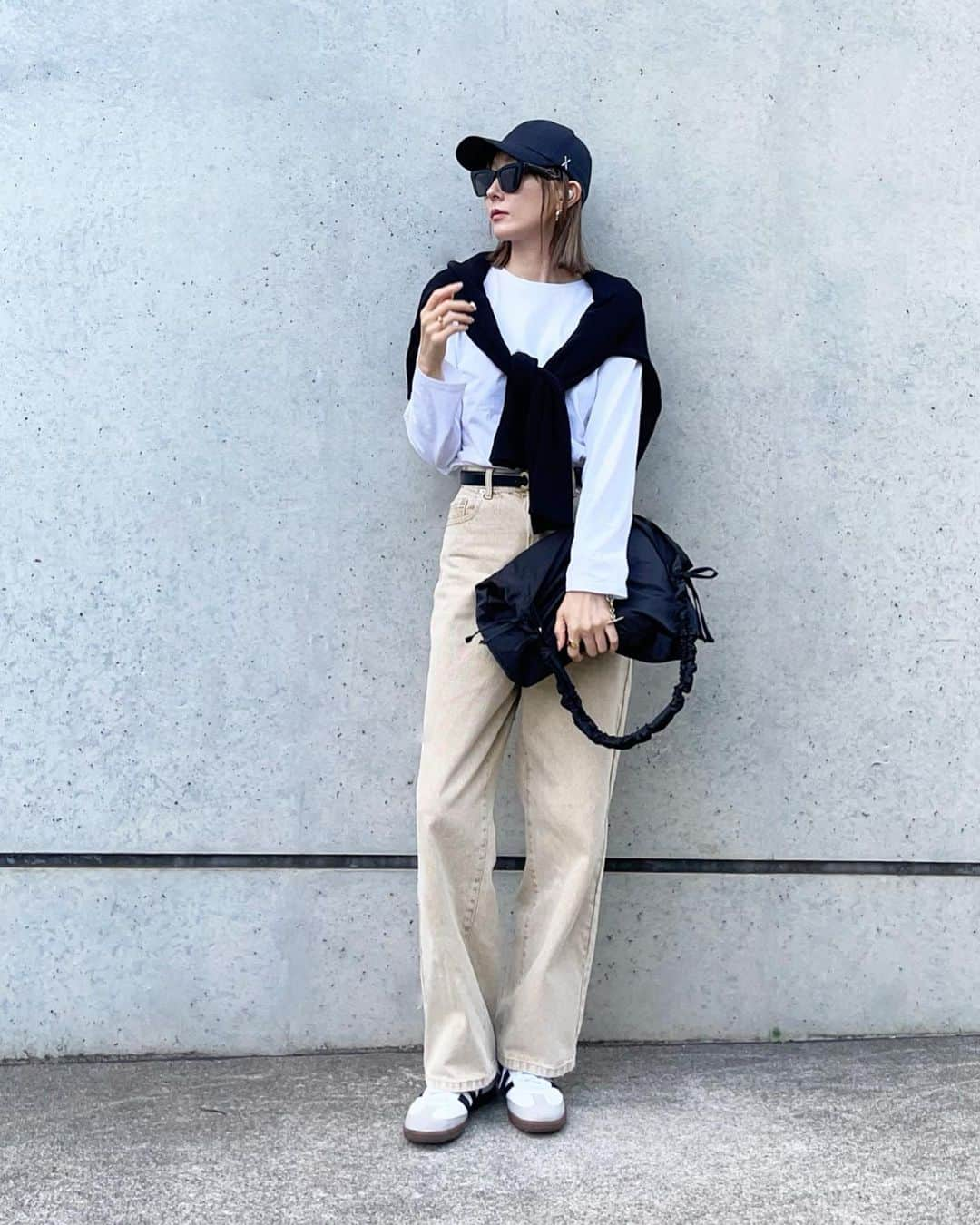 puu326さんのインスタグラム写真 - (puu326Instagram)「𝚄𝙽𝙸𝚀𝙻𝙾×𝙶𝚄  ご近所カジュアル☺️  tops… @uniqlo_jp #uniqlo  knit… @gu_for_all_ #gu bottom… @grl_official #grl sneaker… @adidasoriginals #adidassamba  bag… @soar._official   バッグは2way♡ 流行りのシャーリングバッグ  めっちゃ軽ナイロン👏 旅行にも良さそう！☺️✈️🎵 ストーリーからも見てみてねー！🫶🏻💕  #soar.#ソア#soar._bag#バッグ#ナイロンバッグ#ショルダーバッグ #肩掛けバッグ#斜め掛けバッグ#pr#uniqloコーデ#guコーデ#ユニクロ購入品 #ジーユー購入品 #グレイル#グレイル購入品 #デニムコーデ#大人カジュアル#高身長女子コーデ #海外ファッション #セリーヌベルト #大人シンプルコーデ」10月12日 18時25分 - puu326