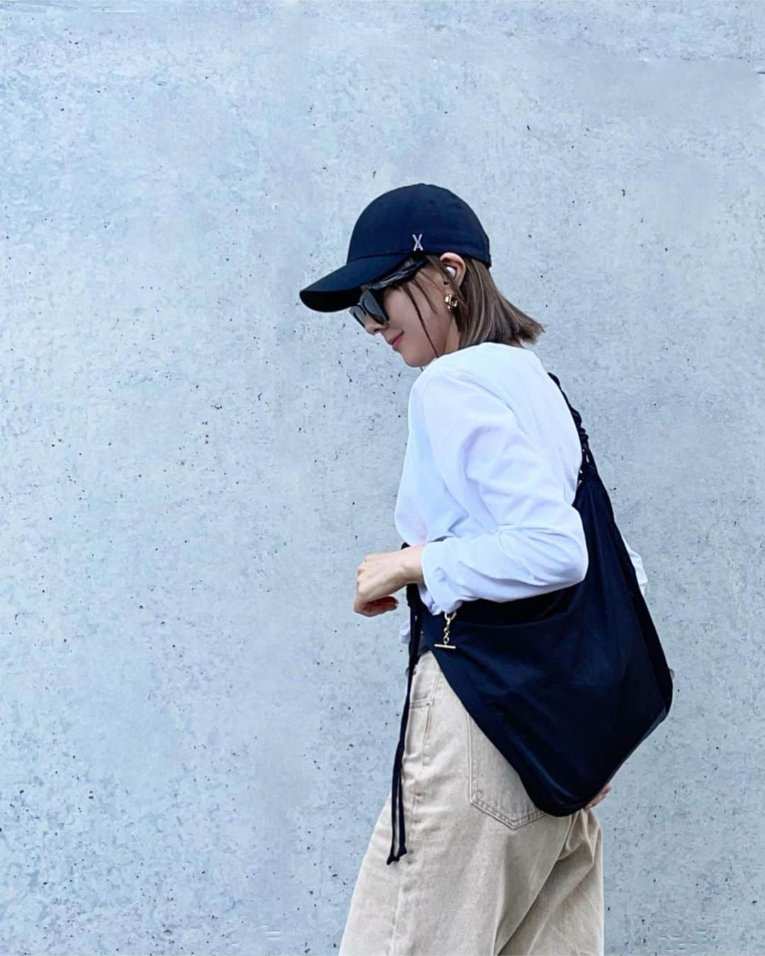 puu326さんのインスタグラム写真 - (puu326Instagram)「𝚄𝙽𝙸𝚀𝙻𝙾×𝙶𝚄  ご近所カジュアル☺️  tops… @uniqlo_jp #uniqlo  knit… @gu_for_all_ #gu bottom… @grl_official #grl sneaker… @adidasoriginals #adidassamba  bag… @soar._official   バッグは2way♡ 流行りのシャーリングバッグ  めっちゃ軽ナイロン👏 旅行にも良さそう！☺️✈️🎵 ストーリーからも見てみてねー！🫶🏻💕  #soar.#ソア#soar._bag#バッグ#ナイロンバッグ#ショルダーバッグ #肩掛けバッグ#斜め掛けバッグ#pr#uniqloコーデ#guコーデ#ユニクロ購入品 #ジーユー購入品 #グレイル#グレイル購入品 #デニムコーデ#大人カジュアル#高身長女子コーデ #海外ファッション #セリーヌベルト #大人シンプルコーデ」10月12日 18時25分 - puu326