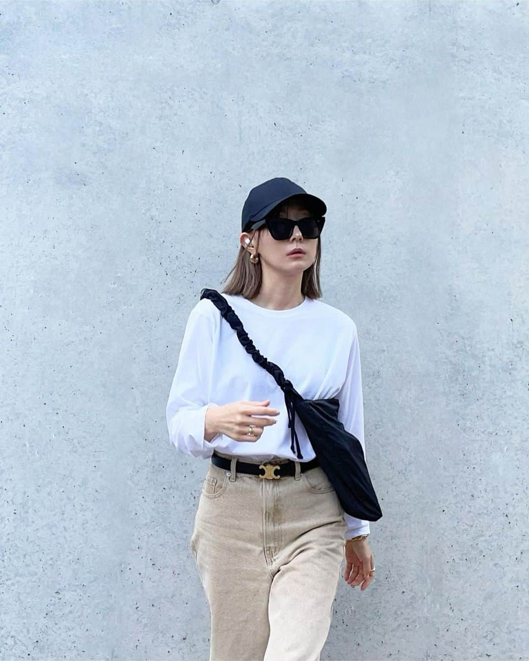 puu326さんのインスタグラム写真 - (puu326Instagram)「𝚄𝙽𝙸𝚀𝙻𝙾×𝙶𝚄  ご近所カジュアル☺️  tops… @uniqlo_jp #uniqlo  knit… @gu_for_all_ #gu bottom… @grl_official #grl sneaker… @adidasoriginals #adidassamba  bag… @soar._official   バッグは2way♡ 流行りのシャーリングバッグ  めっちゃ軽ナイロン👏 旅行にも良さそう！☺️✈️🎵 ストーリーからも見てみてねー！🫶🏻💕  #soar.#ソア#soar._bag#バッグ#ナイロンバッグ#ショルダーバッグ #肩掛けバッグ#斜め掛けバッグ#pr#uniqloコーデ#guコーデ#ユニクロ購入品 #ジーユー購入品 #グレイル#グレイル購入品 #デニムコーデ#大人カジュアル#高身長女子コーデ #海外ファッション #セリーヌベルト #大人シンプルコーデ」10月12日 18時25分 - puu326