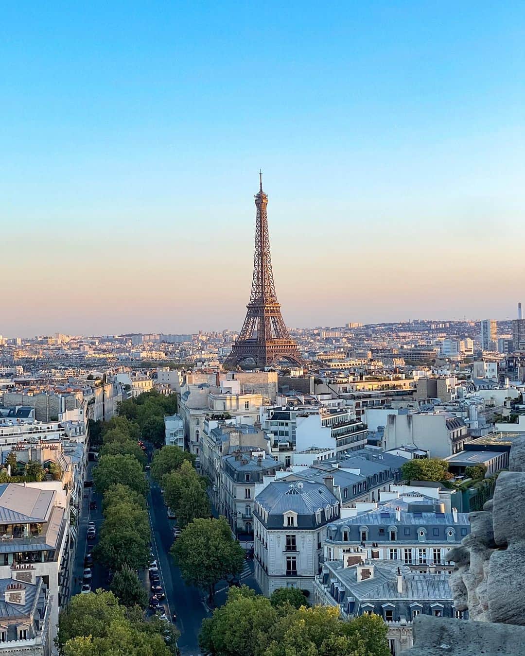 日野礼香さんのインスタグラム写真 - (日野礼香Instagram)「𝐂𝐇𝐈𝐄𝐑𝐔 𝐈𝐍 𝐏𝐀𝐑𝐈𝐒.𝟐  凱旋門からの景色🇫🇷 前回のパリ旅は登る時間がなかったので 初めて登りました！ 凱旋門を中心にパリの街が放射状に広がっている様子も圧巻で エッフェル塔を始めとする有名観光地もたくさん発見できました✨✨ ちょうどサンセットのお時間で光も綺麗でした！  #paris #france #tripstagram #travelstagram #francetravel #paristravel #arcdetriomphe #champselysées #パリ #フランス #海外旅行 #旅スタグラム #パリ旅行 #フランス旅行 #旅好き女子 #タビジョ #旅行コーデ #旅行好き #海外旅行好き #旅游 #凱旋門 #シャンゼリゼ通り #エッフェル塔 #スカートで旅するchieru」10月12日 18時26分 - reicheru219