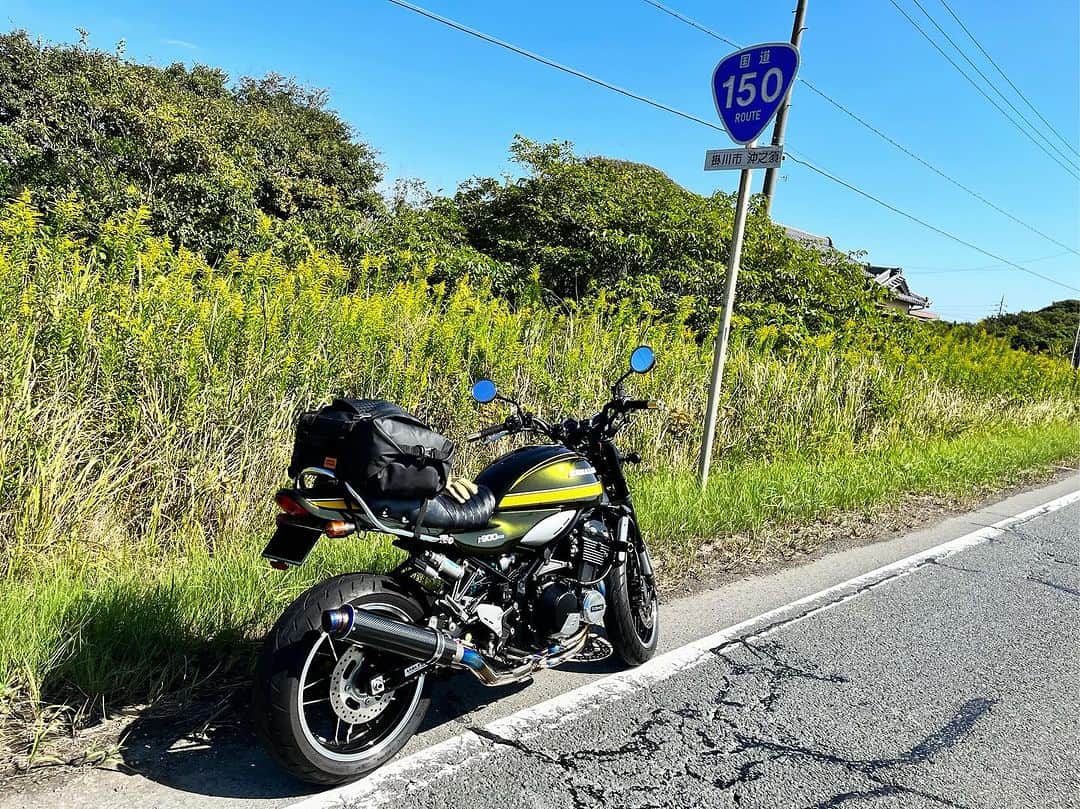 浅田信一のインスタグラム：「国道150号の思い出  僕が10代でまだバイクの免許を取ったばかりの頃、気持ちのやり場がなくなるとよくこの道を走った。御前崎の灯台を目指して。このまま東に走れば東京なのだなと想像しながら。いつか東京に出ることを夢見ていたから。  20代、下北沢でライブをするようになった時もやはりこの道を走った。150号から国1を経由して246へと。機材車移動に高速道路を使う余裕はなかった。時間はかかったが、その分思い出は沢山できた。  どちらももうずいぶん前の話だけれど、ここは昔のままだな。  #z900rs #静岡県ツーリング  #生まれ故郷」