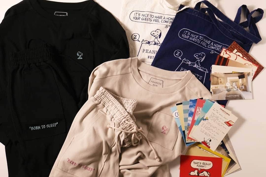のインスタグラム：「【COMING SOON】 \ 祝・5周年 /  PEANUTS HOTELオープン5周年を記念したグッズ第二弾が登場！  2023年8月1日にオープン5周年を迎えたPEANUTS HOTEL。 7月に展開した全18室の異なるコンセプトの客室の中で、内装・家具・インテリアがピンク一色のROOM64をモチーフにしたプレミアムなぬいぐるみ、 PEANUTS HOTELのテーマコミックをモチーフにしたグッズに加え、第二弾としてホテルでの時間をお楽しみいただけるラウンジウェアや宿泊後も思い出が残るアイテムをご用意いたしました。  □PEANUTS HOTEL ポストカード(全18種) 　各￥240(tax in) □【ステッカー付】PEANUTS HOTEL ポストカードセット　(18柄18枚入り) ￥4,290(tax in)  □PEANUTS HOTEL エコトート(ホワイト/ネイビー) 各￥1,870(tax in) □PEANUTS HOTEL ラウンジセット (ブラック/ベージュ)　各￥11,000(tax in)  ‐販売店舗/販売日 PEANUTS Cafe 神戸(PEANUTS HOTEL 1F) 2023年10月19日(木)  PEANUTS Cafe オンラインショップ 2023年11月1日(水)  詳しくは、@peanutscafe_tokyo トップのリンクより、HPにてご確認ください。」