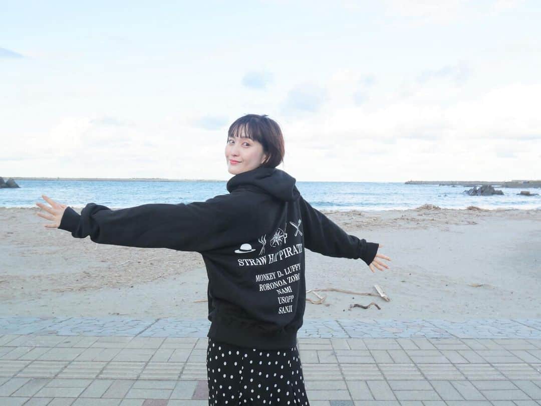 岩井七世のインスタグラム：「実写版『ONE PEACE』みた？  登場人物やあの世界、現実に存在したのか！と思っちゃうくらい生き生きとしていて、悪役も実際にいたらこんなにこわいんだ..そもそも航海だって過酷だし海って危ないよな..あとはもうとにかくかっこいいし懐かしいし泣けてくる...など物語を体感させられるような、隅々まで素晴らしいドラマ🥹衣装も美術もカメラワークもお芝居もしびれる〜！ これからも楽しみ！  と惚れ惚れしていたら @shoplist_official とワンピースのコラボグッズが出ていたので、パーカーをゲットしました🖤  麦わらの一味を象徴するアイコンが並んでてかわいい。 思わず海で撮っちゃった🌊  最後まで見届けるぞ🍖  #onepiece #SHOPLIST #SHOPLIST購入品 #ワンピースコラボ」