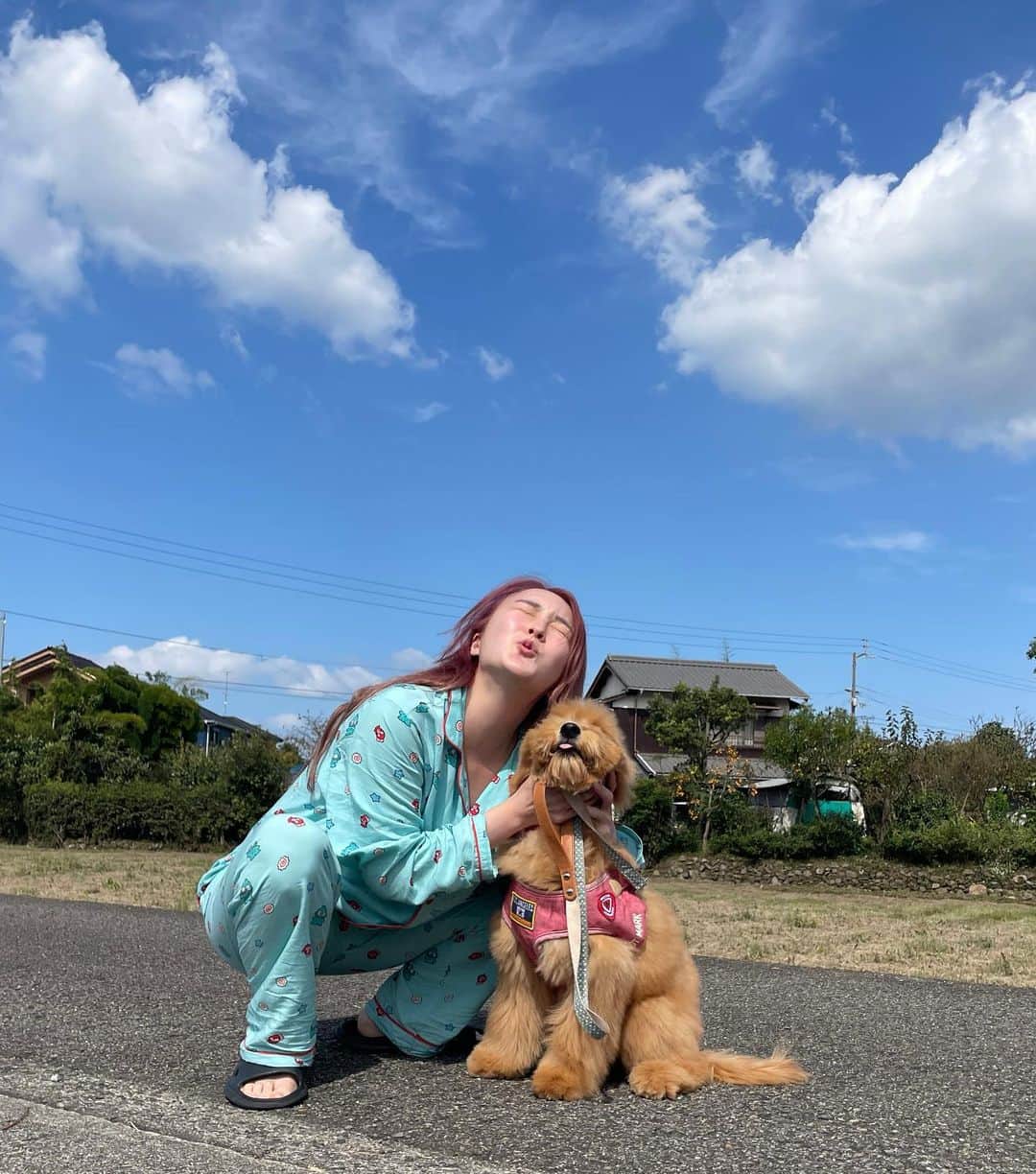 みそさんのインスタグラム写真 - (みそInstagram)「静香とお散歩😘  祭りに向けて @moriyoshi0118 に髪ピンクにしてもらった！！」10月12日 18時22分 - j__ms_99