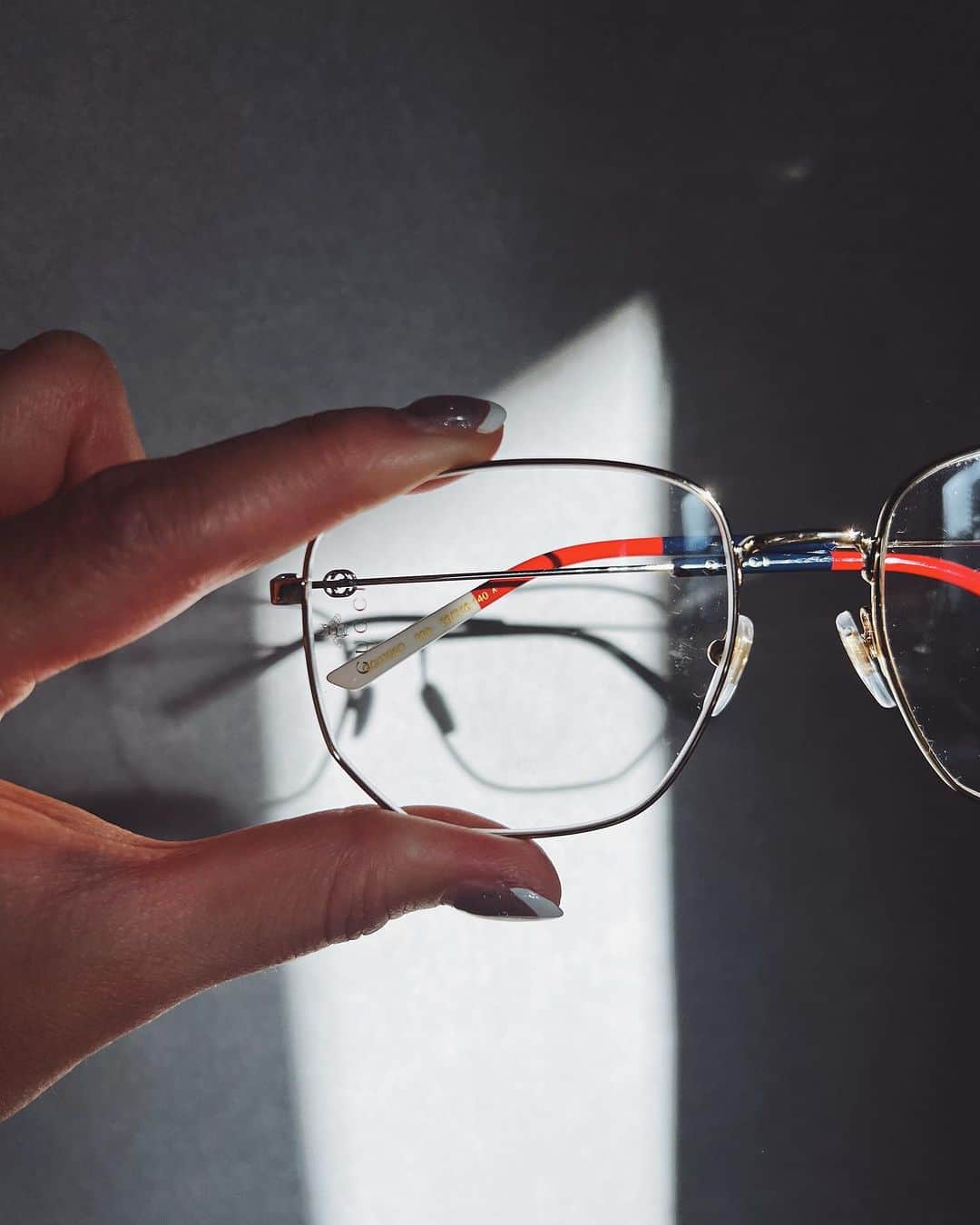 ジュジュのインスタグラム：「完璧過ぎて...👓  @yoheyphoto  が撮影時に黒フレームのコチラを着けてて、一目惚れ...  帰りに買いに走った位👀笑 (でもベージュテンプルしか無くて、結局webで購入✊)  華奢なgoldフレームに @gucci を象徴するカラーリングのテンプルパーツ。 そして何角形なフォルム...♡  🤤🩶  @gucci   #👓 #newin」