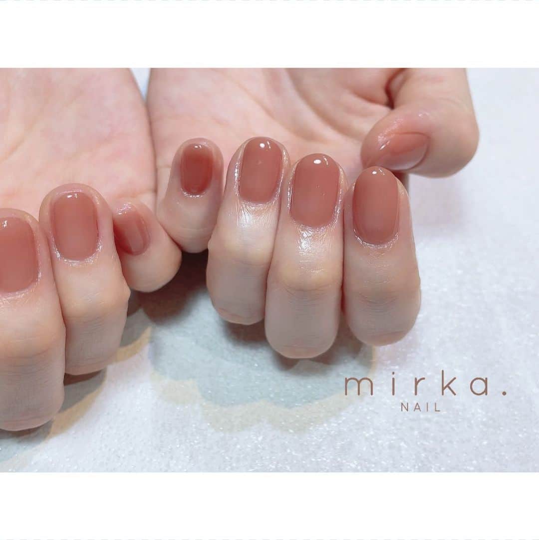 mirka. NAIL(ミルカネイル)のインスタグラム：「⁡ ⁡ ⁡ brown pink 𓏸 ⁡ ⁡ ⁡ ブラウンみのあるピンクでオーダーいただいたので お客様の雰囲気に合うようにお作りしました。 ⁡ ⁡ 落ち着いているけどかわいらしいピンクです♡ ⁡ ⁡ #mirkaのワンカラー ………………………………………………………… ⁡ ご予約、お問い合わせは LINE ID⇒ @mirka.nail (@含む)まで。 ⁡ ご新規様はハイライトの「ご案内」と「ご予約方法」を必ずお読みいただいてからご予約くださいますようお願いいたします。 空き状況や詳細はLINEの投稿からご確認ください。 ⁡ ⁡ ⁡ ⁡ #mirkanail#nails#nail#nailart#naildesign #ショートネイル#ネイルアート#ネイルデザイン#ネイル#大人ネイル#シンプルネイル#オフィスネイル#ニュアンスネイル#ナチュラルネイル#カジュアルネイル#ショートネイルデザイン#美甲#秋ネイル#秋ネイル2023 #プライベートサロン#プライベートネイルサロン#東京ネイルサロン#東京ネイル#江東区ネイルサロン#森下#清澄白河 ⁡」