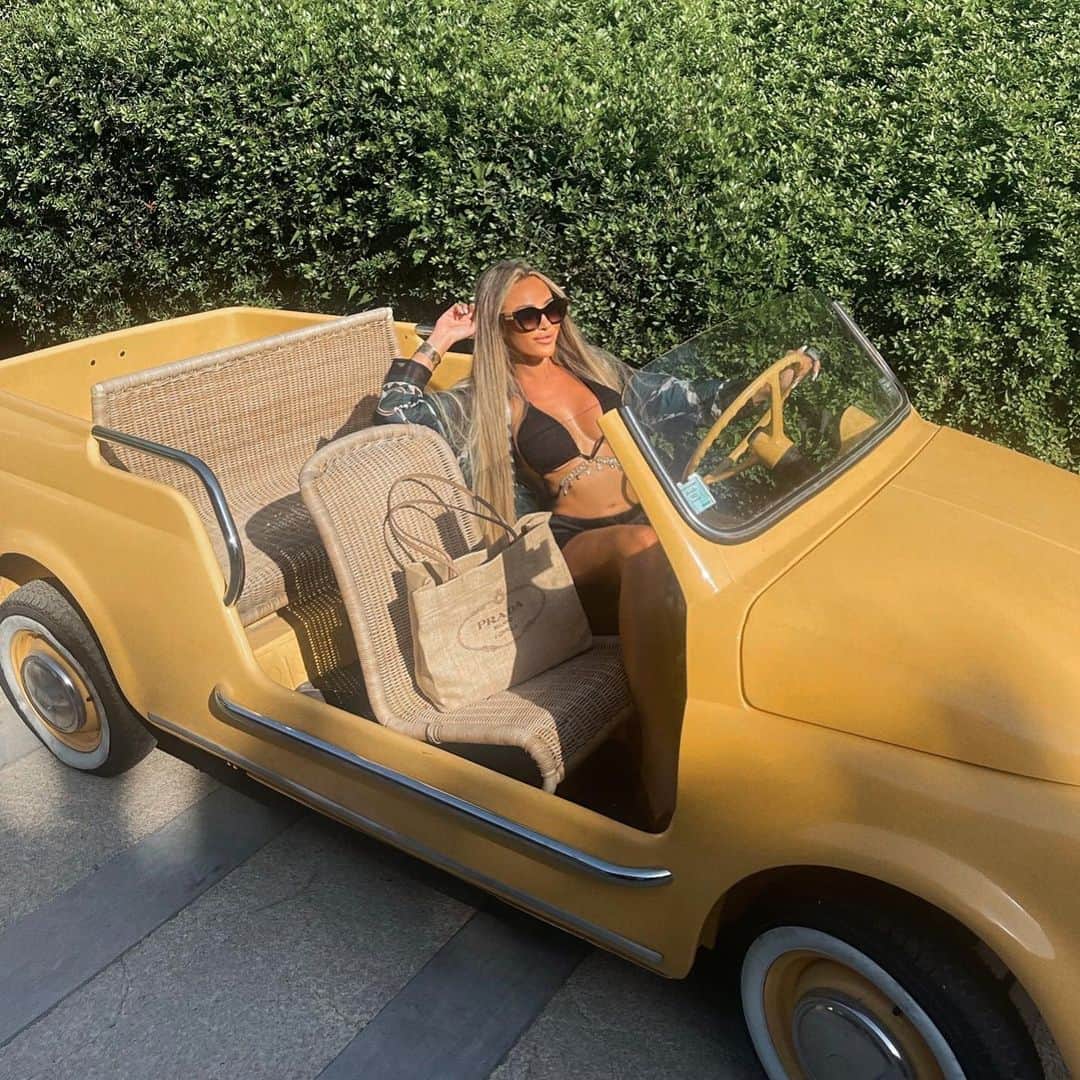 のインスタグラム：「Let’s go to the beach 😎 ☀️」