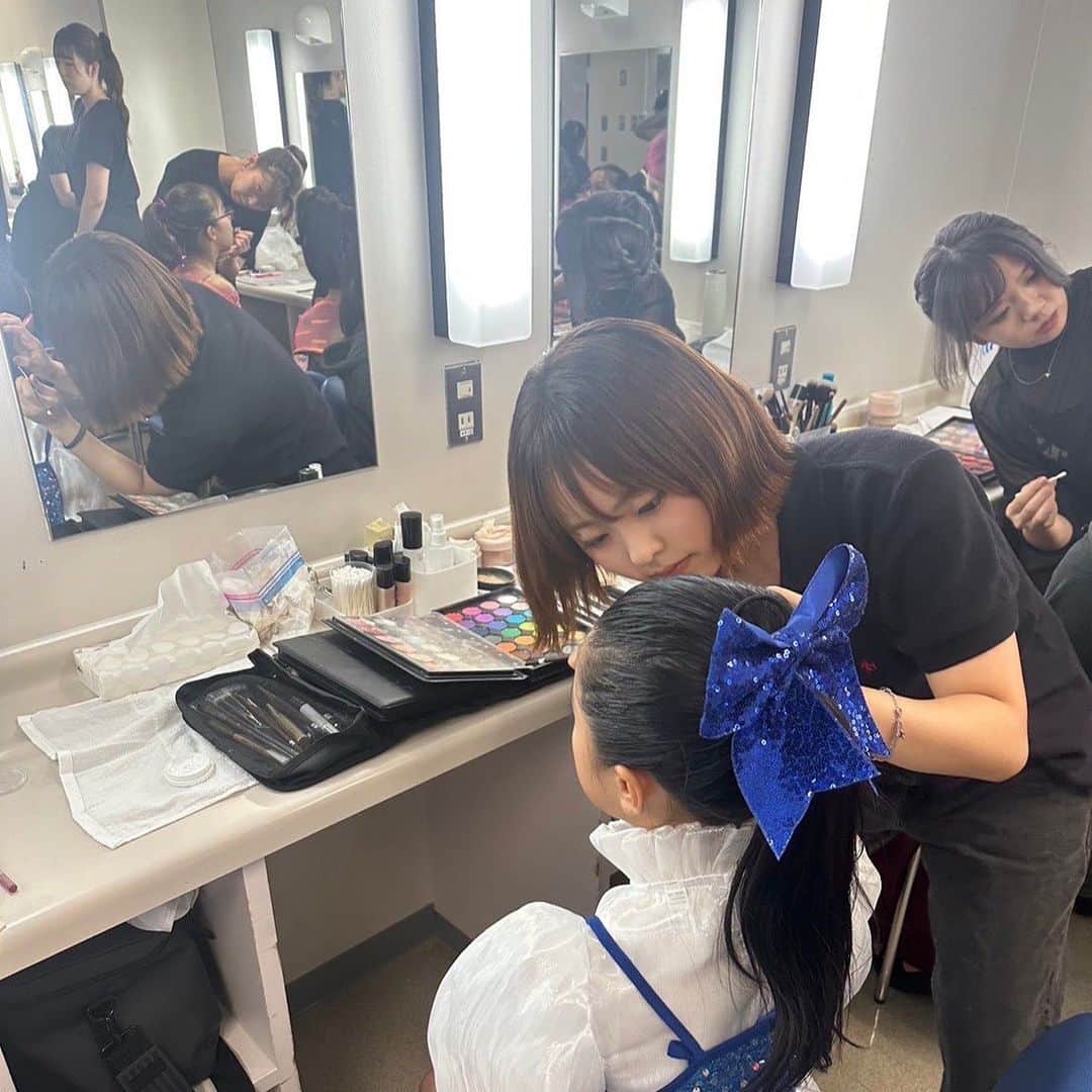 東京ビューティーアート専門学校さんのインスタグラム写真 - (東京ビューティーアート専門学校Instagram)「♡皆さんこんにちは♡ ・ ヘアメイク科2年の野島です！ 本日は私が頑張っていることについてご紹介します︎👍🏻 ̖́- ・ ・ 私は外部募集のヘアメイクに積極的に取り組んでいます！ 最近ではダンススクールやTGCのヘアメイクに行かせて頂きました🙆‍♀️ ・ 実際の現場の雰囲気を体感することはとても貴重なことです！行った際には常に頭をフル回転させています笑🫨 また、自分の技術を発揮できる場があることは本当にありがたいことです。 ・ ・ 先週土曜日にも初めての現場に行ってきました😊 ヘアメイク科にはこのようなチャンスが沢山あります！ 気になっている方はぜひオープンキャンパスに来てお話を聞いてみてください‪‪❤︎‬ ・ 担当の野島( @always_ndk )でした🌟⋆꙳ ・ ・ 詳しくはHP/プロフィールから🤲🏻 𝗧𝗼𝗸𝘆𝗼𝗕✖𝗮𝗿𝘁 @tokyo_beauty_art_college   #今日の東京ビューティーライフ#東京ビューティーアート#美容学生#美容専門学校#三幸学園#jk#fjk#sjk#ヘアメイク＃メイク#モデル#美容#beauty #ootd#美容好きと繋がりたい#美容学生と繋がりたい#美容学生の日常#お洒落さんと繋がりたい#オープンキャンパス#ヘアメイク#現場実習 #トータルビューティ #美容好きな人と繋がりたい #美容学生の日常 #美容学生の休日 #お洒落さんと繋がりたい #知る専 #美容学生あるある #美容学生と繋がりたい #美容学生さんと繋がりたい #美容学生の放課後 #美容業界で働く#オープンキャンパススタッフ #ヘアメイクアップアーティスト」10月12日 18時35分 - tokyo_beauty_art_college