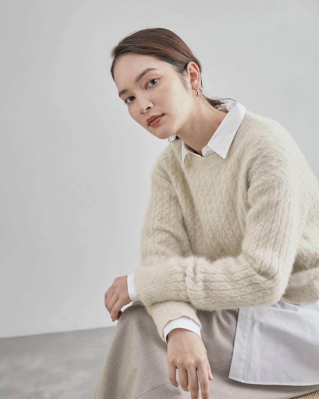 ロペのインスタグラム：「【KNIT COLLECTION 2023 WINTER】 ⁡ ROPÉ(ロペ)では2023年冬の主役ニットが揃います。 ⁡ 定番シンプルベーシックで使いたいニットから、 毛足の長い主役ニットまで豊富にラインアップ。 冬が待ち遠しくなる、お気に入りの1枚を見つけて。 ⁡ ▶ITEM  #GGM33360 フォックスウールケーブルショートニット ¥19,800 (税込) ⁡ J'aDoRe JUN ONLINEでご購入いただけます。 ⁡ ⁡ ⁡ @rope_jp @jadorejunonline  #ニット #セーター #ケーブルニット  #カーディガン #冬コーデ #冬カラー #ロペ #ROPÉ #ropejp」