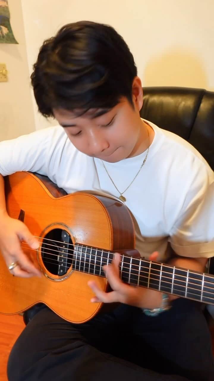 Eden Kaiのインスタグラム：「最近こちらで涼しい日も多くなりました🌿⛅️ ⁣ 本日は1日いかがお過ごしでしたか？🎶⁣ ⁣ Days are feeling kinda cooler lately time to time over here😯 How is / was your day?:-D⁣ ⁣ ⁣ ⁣ #AcousticGuitar  #アコースティックギター ⁣ #アコギ  #fingerstyle #fingerstyleguitar」