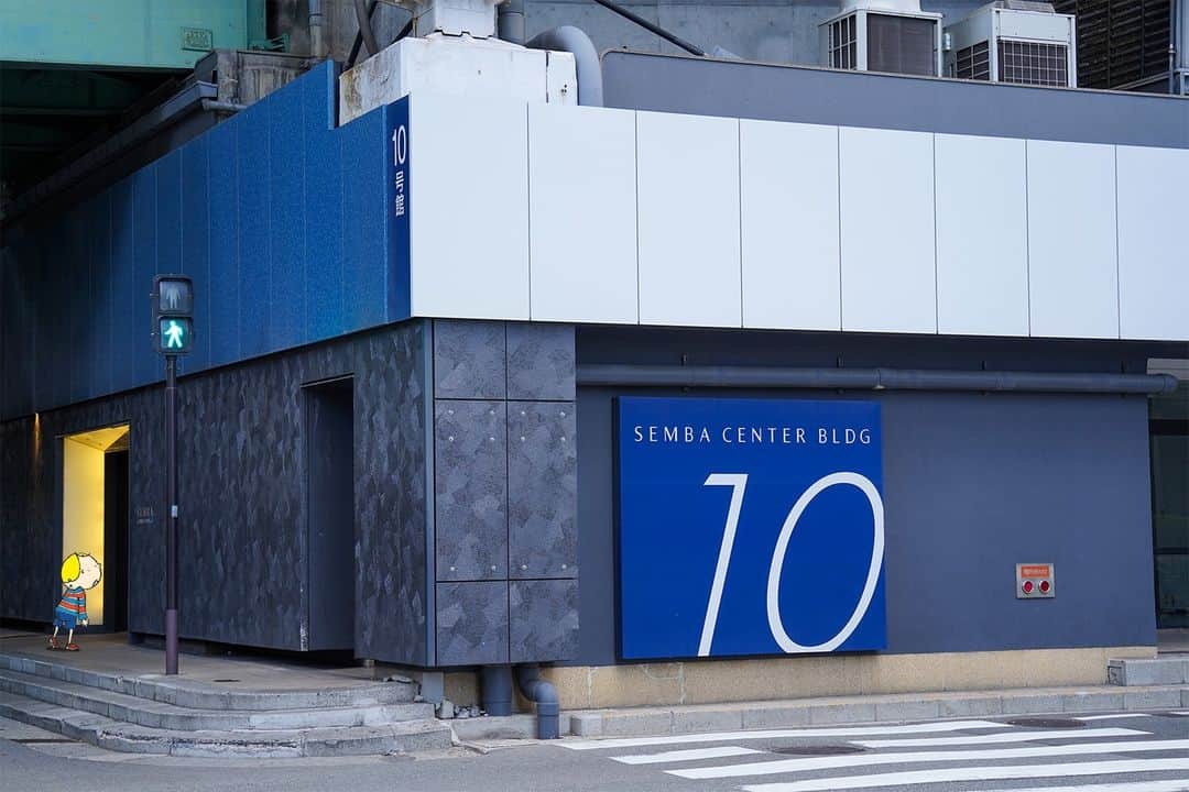 Osaka Bob（大阪観光局公式キャラクター）のインスタグラム：「Senbiru, a commercial building near Honmachi Station, boasts a length of 1000 meters and houses over 800 shops. It features a floor known as the "Textile Mecca," lined with Osaka's textile wholesalers. There are also floors with izakayas and okonomiyaki restaurants, so you can explore your favorite floor. 🏬   船場センタービル本町駅の近くにある「せんびる」の親しまれる全長1000mの商業ビル🏬 ８００店舗以上が軒を連ねるで👍 「繊維のメッカ」と呼ばれるほど大阪繊維問屋がずらりと並ぶフロアがあるのは船場ならでは！居酒屋、お好み焼き店などが集まるフロアもあるからお好みのフロアをめぐって楽しもう♪  —————————————————————  #maido #withOsakaBob #OSAKA #osakatrip #japan #nihon #OsakaJapan #大坂 #오사카 #大阪 #Оsака #Осака #โอซาก้า #大阪観光 #sightseeing #Osakatravel #Osakajepang #traveljepang #船場センタ」