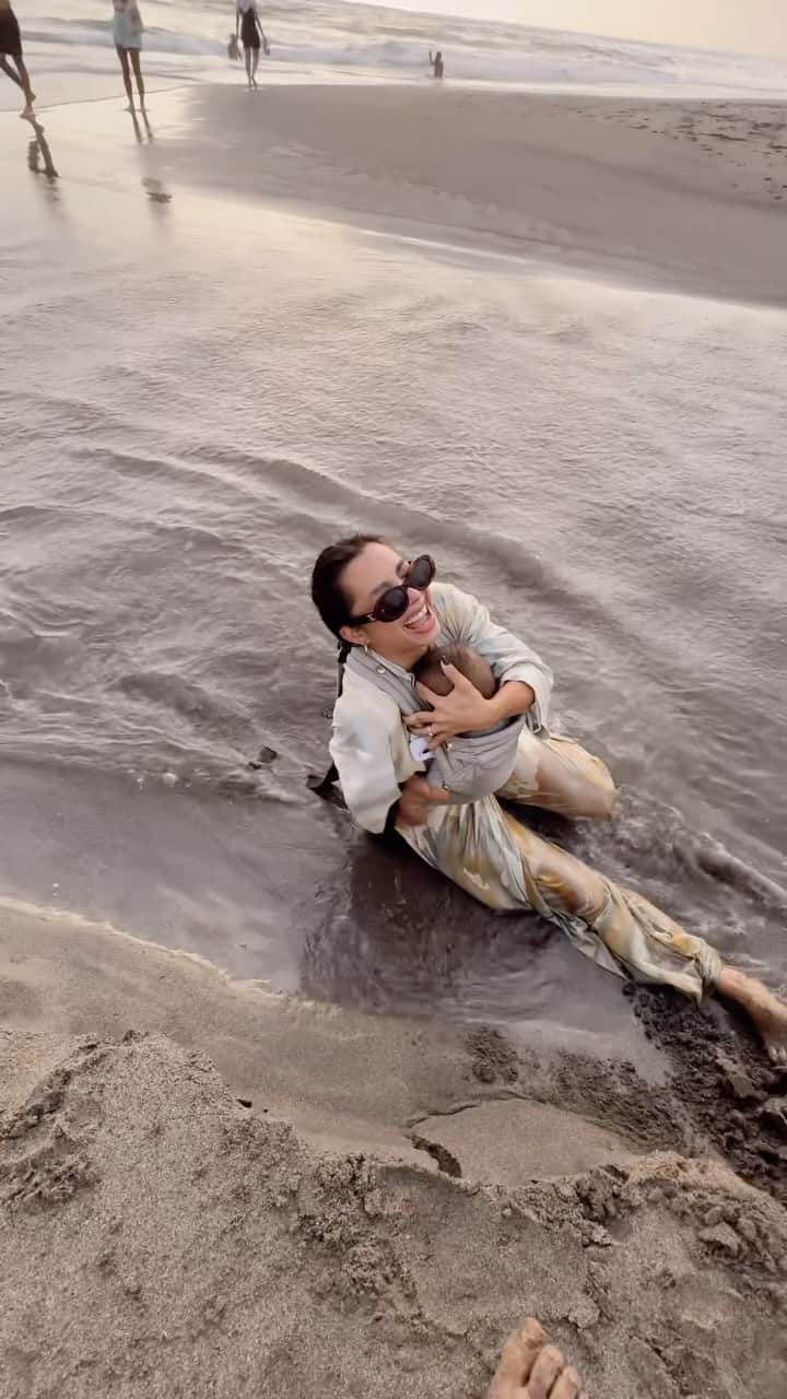 のインスタグラム：「Tube girl gone wrong … 🙈🤣 I mean @kiyomisuebachdim did amazing.. but me 🙈🤣🤣🤣 you gotta watch till the end !!!  . . I’m sure I would be entering Canggu pole if someone had filmed us 😅 #tubegirl」