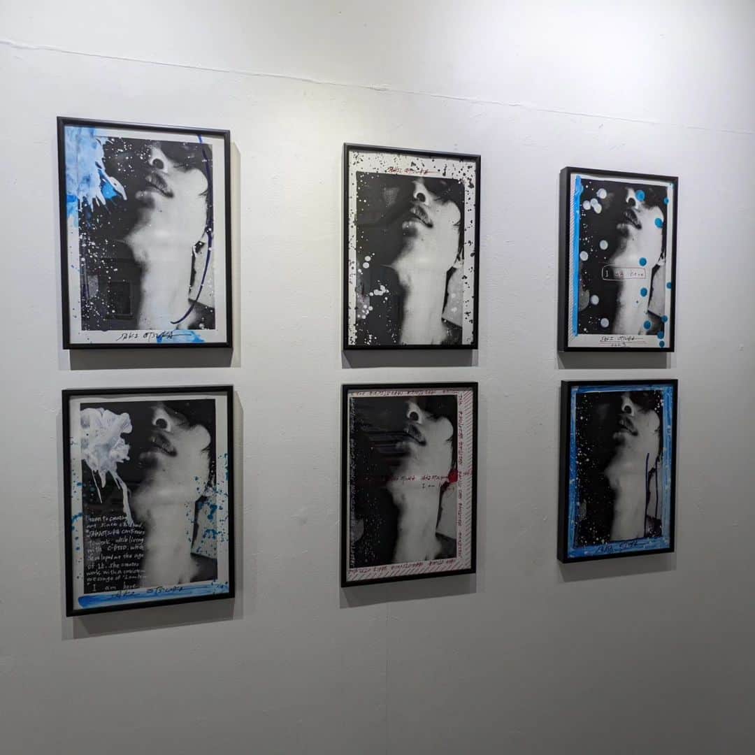 のインスタグラム：「設営してきました🔥 明日から日曜まで「I am here」発売記念展スタートです！ 明日は12時よらお待ちしています！(土日は13時より)  2L作品は当日持ち帰り可能な作品です！早く見にきてくださいです✨  🔥SAKI OTSUKA「I am here」出版記念展🔥  2023/10/13.14.15 時間:13日12時〜19時/14日13時〜19時/15日13時〜18時 場所:渋谷 リアムギャラリー」