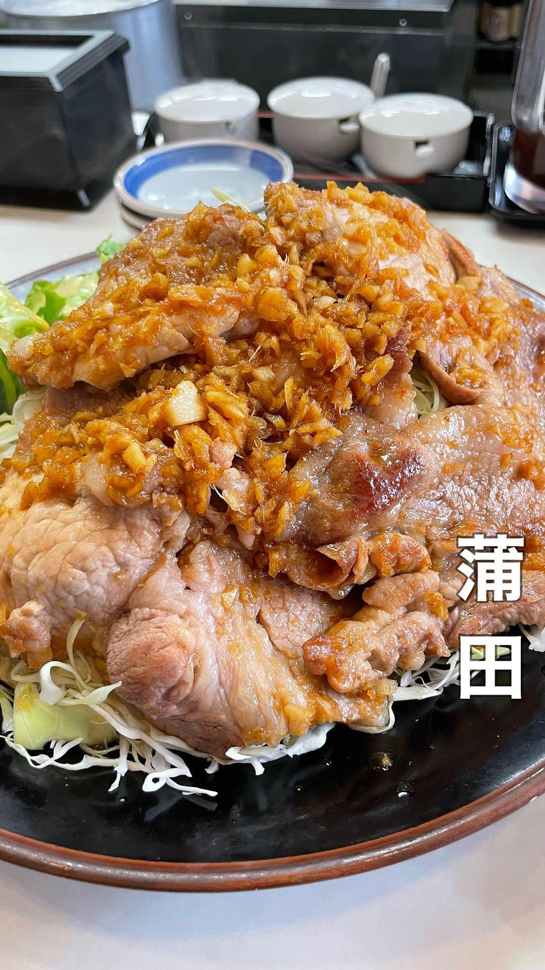 リンリンのインスタグラム：「[蒲田#まるやま食堂] カフェ好きは要チェック👉@rinrin99999 Other posts 👉 @rinrin99999 超特大で柔らかい生姜焼きが食べられるお店😍 ⚠️値段や内容は下にあります⚠️ ⚠️ under English⚠️ . ———————⚠️注文メニュー⚠️————— ️☑️極上ロースかつ定食　2000円 . 林SPFポークを使用した生姜焼きは超特大で 分厚いのに柔らかく脂身がありめっちゃ美味しい‼️ しかも枚数も多く嬉しい🥺 生姜もガッツリ効いてる‼️ 目玉焼きの黄身を崩してそれに生姜焼きをたっぷり付けて食べても絶品😋 更にご飯にオンザライスも絶品‼️ . とんかつやカツ丼もめっちゃ美味しそうだった🎵 スタッフさんの接客も良く尚且つ美味しいので皆様是非☺️❤️ —————📍〜お店情報〜📍—————— ＜店名と最寄駅＞ まるやま食堂　蒲田駅から徒歩5分 <nearest station> Kamata Station 5mins walk . 🏠<住所> 東京都大田区蒲田5-2-7 渡辺ビル　1F 🏠<address>  Watanabe Building 1F, Kamata 5-2-7 Ota Ward, Tokyo . ⏰<営業時間>  [月～金] 11:00～15:00  16:00～20:30 [土・祝] 11:00～15:30  ⏰<business hours> lunch 11:00～15:00  dinner 16:00～20:30  Saturday 11:00～15:30  🗓<定休日> 日曜日 🗓<regular holiday> Sunday #蒲田グルメ#蒲田ランチ#蒲田ディナー#東京グルメ#東京ランチ#東京ディナー#生姜焼き#japanesefood #instafood#japantrip」