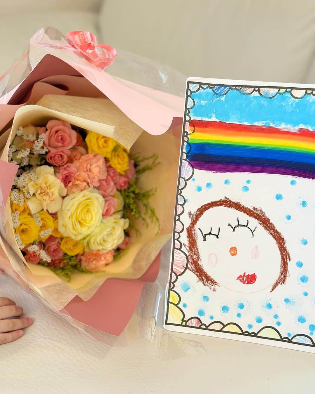 水野佐彩のインスタグラム：「・ 今日は誕生日でした🎂 主人がお昼に時間を作ってくれて とっても平和で穏やかな1日だった🌈🥰  娘からは虹の絵と、虹の歌を歌ってもらいました🌈 わたしの大好きな歌を大きな声で歌う姿を見て わたしの生きる意味も 幸せの根源も 全てここにあると心から思ったし この毎日のためにこれからも頑張り続けたいです💕💕  いつも応援してくださるフォロワー様方 本当にありがとうございます✨✨ みなさまあっての私です。 恩返しができるよう もっともっと頑張るね❣️ 今後ともよろしくお願いします🥰」
