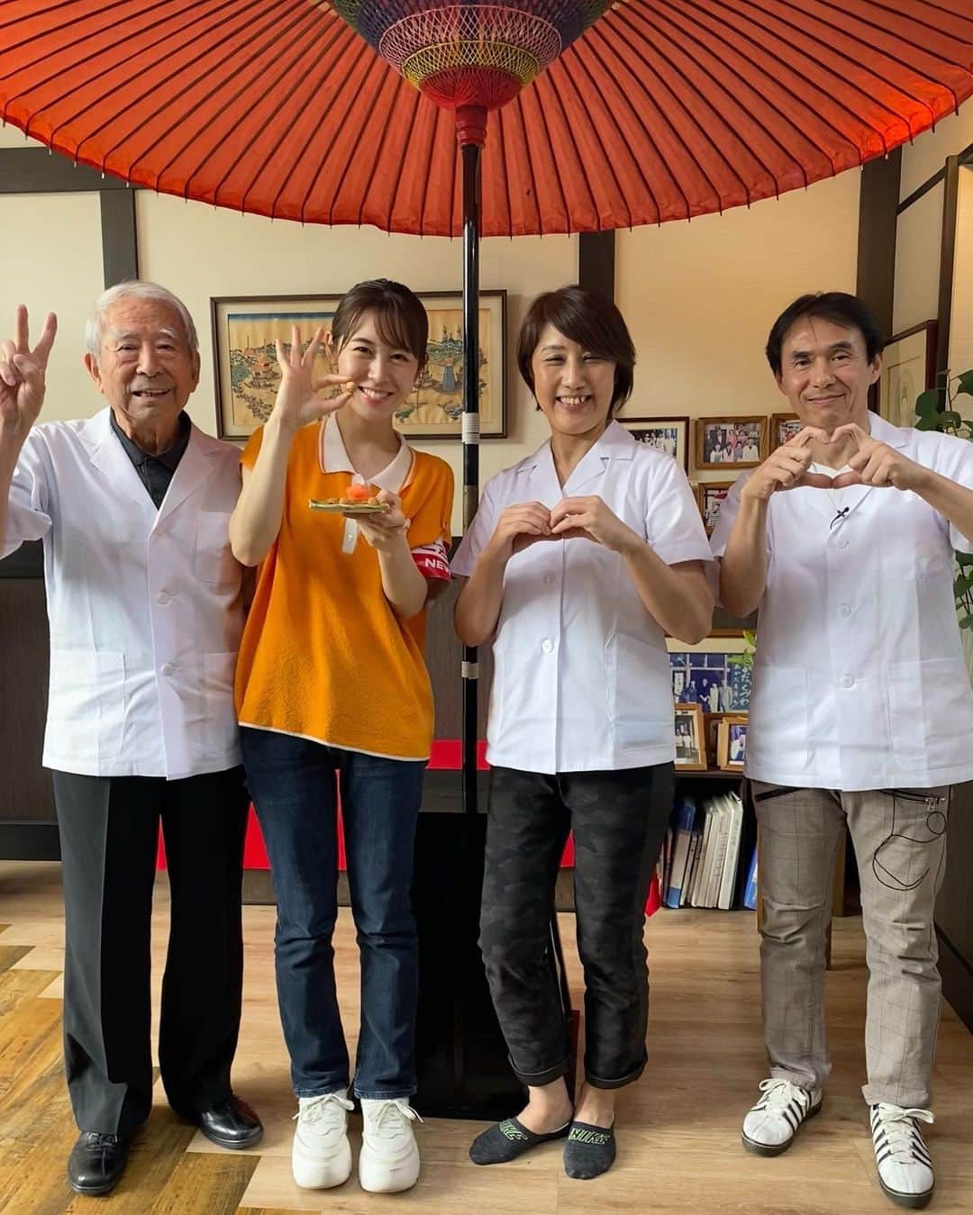 加藤愛のインスタグラム：「. #ほぼ地元だけ愛されフード#28  【愛知県津島市 あかだ くつわ】 「かっ、かたい！！」 初めて食べた感想です😳🦷⚠️ でもこのかたさがクセになり、 次から次へ手が伸びちゃうのがあかだとくつわの魅力ですね❣️  小さくて丸いのがあかだで輪っかがくつわです☺️ かたさは完全に、あかだ>>>くつわ ぜひ気をつけながらお試しください✨✨  #愛知#津島#あかだ屋清七#江戸時代#創業193年 #手作り#お菓子#あかだ#くつわ#津島神社 #シンあかだは梅味推し♡」