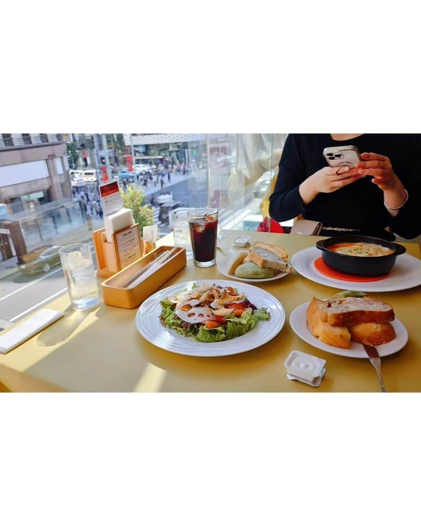 なつみさんのインスタグラム写真 - (なつみInstagram)「mizuちゃんが美味しいお店を教えてくれた☺️︎🤍⁡⁡ ⁡人気店で混むけど、また必ず行きたいレストラン🍽🥖⁡ ⁡ ⁡ランウェイめっちゃカッコよくて憧れるし、⁡ ⁡同じアトピーとは思えないほどお肌も綺麗で羨ましい🥹⁡ ⁡⁡ ⁡発送手伝ってくれてありがとう🙇‍♂️⁡ ⁡たくさん話せて楽しかった🫶🏻⁡⁡ ⁡ ⁡#ライブ配信#ライバー#八重歯#宅建士#宅建#宅地建物取引士#不動産営業#イギリス留学#バセドウ病#吃音症#過敏性腸症候群#🧢なつみ👻🍊#ファッション誌モデル#着物モデル#ランウェイモデル#銀座木村屋總本店 #gravesdisease#stuttering」10月12日 18時31分 - natsumipeanuts