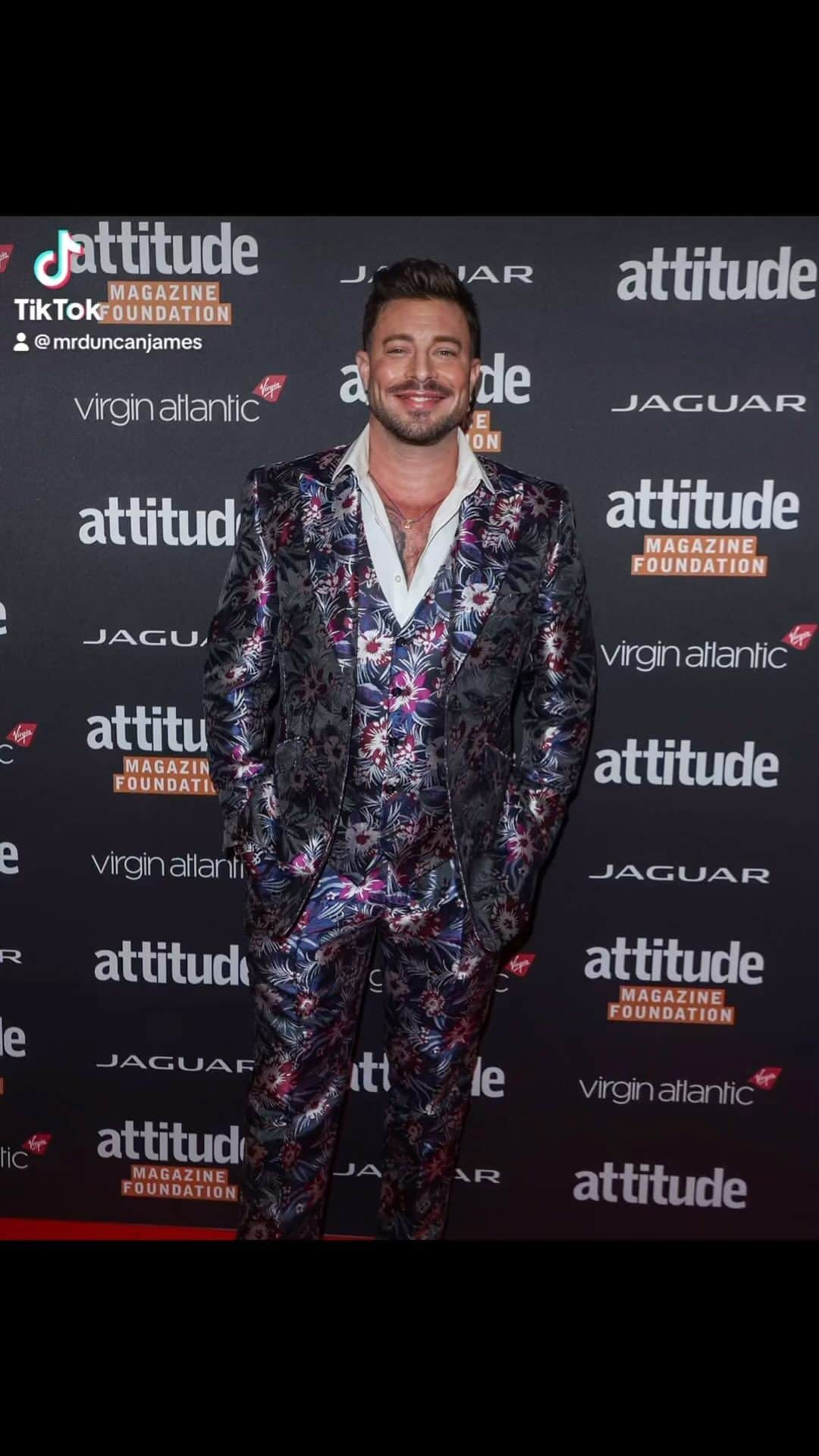 ダンカン・ジェイムスのインスタグラム：「The @attitudemag awards last night were BRILLIANT!!! Thankyou @juha_jarvinen_ and @virginatlantic and @virginvoyages for looking after myself and @vanouten_denise so well. We had such a fun time with you all. Best night ever ❤️❤️❤️❤️❤️ #attitudeawards #virginatlantic #jaguar #deniseandduncan #lgbtqiaplus 🌈 h&m: @maaritniemela_hair_  suit : @williamhuntsavilerow press pics : @brett_d_cove」