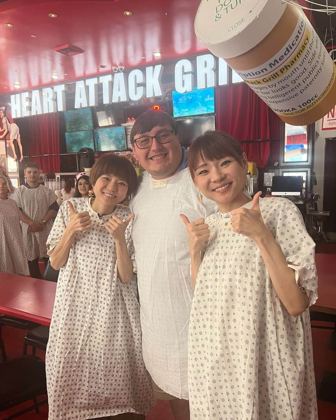 かこさんのインスタグラム写真 - (かこInstagram)「HEART ATTACK GRILL💉🇺🇸 OCTUPLE BYPASS BURGER🍔✨ 高さ60cm、総重量約3kg、20000kcal！ めちゃくちゃでかいタワーバーガー😂✨大きくなると味も少し雑になるのかなと思いきやパティがめちゃくちゃジューシーで中のお野菜も新鮮😳アメリカはシンプルにハンバーガーがめっちゃ美味しい！！番組の中では700mlのスムージーも2本飲みました🍓🥭注射器の形しとってすごかった💉 海外のお客さんも盛り上げてくださって楽しかった😆💕応援もたくさんしてくれて嬉しかった🥺✨思い出にたくさん写真撮った☺️💕 あと、ここのお店は食べ切れやんかったらお尻を叩かれるっていう罰ゲームがあるんやけど、記念に叩かれようって事で！！笑 びっっっくりするぐらい痛い🫨笑 オーバーリアクションかと思うやん？！笑 全然ちゃうから！！！まじでめちゃくちゃ痛いから！！！笑 緩めのやつでもめちゃくちゃ痛いの2回目振りかぶられたやつ痛過ぎて引いた😂 最後の一枚はリップが取れて本当に患者さんみたいな血色になった私たち🐿️🍒 #heartattack #heartattackgrill GRILL #usa #lasvegas #アメリカ #ラスベガス #世界くらべてみたら #せかくら #먹방 #대식가 #먹팔 #먹팔해요 #먹스타그램 #大食い #双子 #はらぺこツインズ  #大胃王 #モッパン #ความตะกละ #Hamăn #gula #デカ盛り #ハンバーガー」10月12日 18時32分 - harapeko__kako