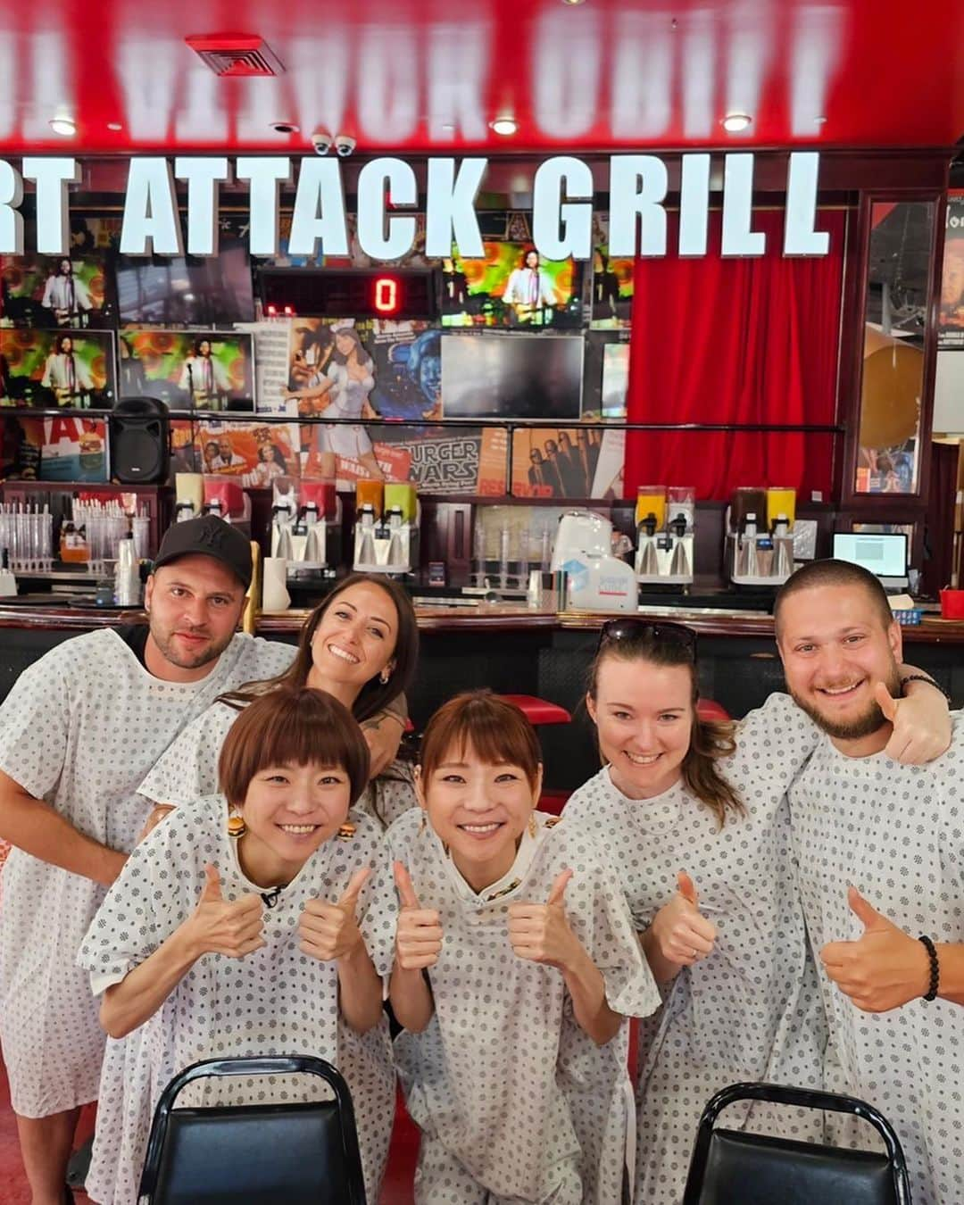 かこさんのインスタグラム写真 - (かこInstagram)「HEART ATTACK GRILL💉🇺🇸 OCTUPLE BYPASS BURGER🍔✨ 高さ60cm、総重量約3kg、20000kcal！ めちゃくちゃでかいタワーバーガー😂✨大きくなると味も少し雑になるのかなと思いきやパティがめちゃくちゃジューシーで中のお野菜も新鮮😳アメリカはシンプルにハンバーガーがめっちゃ美味しい！！番組の中では700mlのスムージーも2本飲みました🍓🥭注射器の形しとってすごかった💉 海外のお客さんも盛り上げてくださって楽しかった😆💕応援もたくさんしてくれて嬉しかった🥺✨思い出にたくさん写真撮った☺️💕 あと、ここのお店は食べ切れやんかったらお尻を叩かれるっていう罰ゲームがあるんやけど、記念に叩かれようって事で！！笑 びっっっくりするぐらい痛い🫨笑 オーバーリアクションかと思うやん？！笑 全然ちゃうから！！！まじでめちゃくちゃ痛いから！！！笑 緩めのやつでもめちゃくちゃ痛いの2回目振りかぶられたやつ痛過ぎて引いた😂 最後の一枚はリップが取れて本当に患者さんみたいな血色になった私たち🐿️🍒 #heartattack #heartattackgrill GRILL #usa #lasvegas #アメリカ #ラスベガス #世界くらべてみたら #せかくら #먹방 #대식가 #먹팔 #먹팔해요 #먹스타그램 #大食い #双子 #はらぺこツインズ  #大胃王 #モッパン #ความตะกละ #Hamăn #gula #デカ盛り #ハンバーガー」10月12日 18時32分 - harapeko__kako