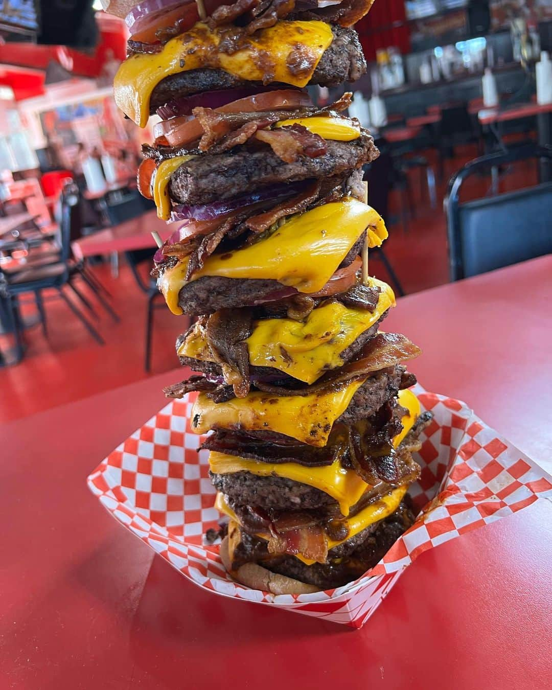 かこさんのインスタグラム写真 - (かこInstagram)「HEART ATTACK GRILL💉🇺🇸 OCTUPLE BYPASS BURGER🍔✨ 高さ60cm、総重量約3kg、20000kcal！ めちゃくちゃでかいタワーバーガー😂✨大きくなると味も少し雑になるのかなと思いきやパティがめちゃくちゃジューシーで中のお野菜も新鮮😳アメリカはシンプルにハンバーガーがめっちゃ美味しい！！番組の中では700mlのスムージーも2本飲みました🍓🥭注射器の形しとってすごかった💉 海外のお客さんも盛り上げてくださって楽しかった😆💕応援もたくさんしてくれて嬉しかった🥺✨思い出にたくさん写真撮った☺️💕 あと、ここのお店は食べ切れやんかったらお尻を叩かれるっていう罰ゲームがあるんやけど、記念に叩かれようって事で！！笑 びっっっくりするぐらい痛い🫨笑 オーバーリアクションかと思うやん？！笑 全然ちゃうから！！！まじでめちゃくちゃ痛いから！！！笑 緩めのやつでもめちゃくちゃ痛いの2回目振りかぶられたやつ痛過ぎて引いた😂 最後の一枚はリップが取れて本当に患者さんみたいな血色になった私たち🐿️🍒 #heartattack #heartattackgrill GRILL #usa #lasvegas #アメリカ #ラスベガス #世界くらべてみたら #せかくら #먹방 #대식가 #먹팔 #먹팔해요 #먹스타그램 #大食い #双子 #はらぺこツインズ  #大胃王 #モッパン #ความตะกละ #Hamăn #gula #デカ盛り #ハンバーガー」10月12日 18時32分 - harapeko__kako