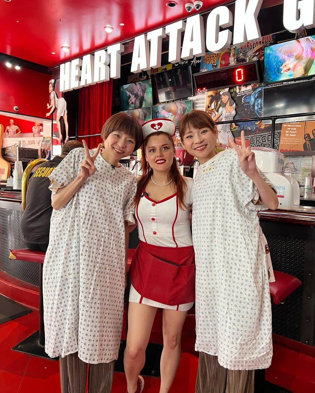 かこさんのインスタグラム写真 - (かこInstagram)「HEART ATTACK GRILL💉🇺🇸 OCTUPLE BYPASS BURGER🍔✨ 高さ60cm、総重量約3kg、20000kcal！ めちゃくちゃでかいタワーバーガー😂✨大きくなると味も少し雑になるのかなと思いきやパティがめちゃくちゃジューシーで中のお野菜も新鮮😳アメリカはシンプルにハンバーガーがめっちゃ美味しい！！番組の中では700mlのスムージーも2本飲みました🍓🥭注射器の形しとってすごかった💉 海外のお客さんも盛り上げてくださって楽しかった😆💕応援もたくさんしてくれて嬉しかった🥺✨思い出にたくさん写真撮った☺️💕 あと、ここのお店は食べ切れやんかったらお尻を叩かれるっていう罰ゲームがあるんやけど、記念に叩かれようって事で！！笑 びっっっくりするぐらい痛い🫨笑 オーバーリアクションかと思うやん？！笑 全然ちゃうから！！！まじでめちゃくちゃ痛いから！！！笑 緩めのやつでもめちゃくちゃ痛いの2回目振りかぶられたやつ痛過ぎて引いた😂 最後の一枚はリップが取れて本当に患者さんみたいな血色になった私たち🐿️🍒 #heartattack #heartattackgrill GRILL #usa #lasvegas #アメリカ #ラスベガス #世界くらべてみたら #せかくら #먹방 #대식가 #먹팔 #먹팔해요 #먹스타그램 #大食い #双子 #はらぺこツインズ  #大胃王 #モッパン #ความตะกละ #Hamăn #gula #デカ盛り #ハンバーガー」10月12日 18時32分 - harapeko__kako