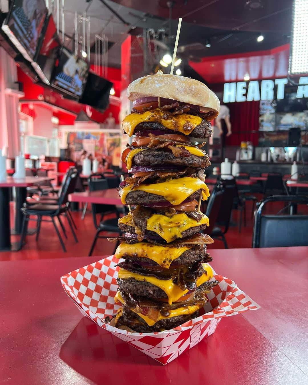 かこのインスタグラム：「HEART ATTACK GRILL💉🇺🇸 OCTUPLE BYPASS BURGER🍔✨ 高さ60cm、総重量約3kg、20000kcal！ めちゃくちゃでかいタワーバーガー😂✨大きくなると味も少し雑になるのかなと思いきやパティがめちゃくちゃジューシーで中のお野菜も新鮮😳アメリカはシンプルにハンバーガーがめっちゃ美味しい！！番組の中では700mlのスムージーも2本飲みました🍓🥭注射器の形しとってすごかった💉 海外のお客さんも盛り上げてくださって楽しかった😆💕応援もたくさんしてくれて嬉しかった🥺✨思い出にたくさん写真撮った☺️💕 あと、ここのお店は食べ切れやんかったらお尻を叩かれるっていう罰ゲームがあるんやけど、記念に叩かれようって事で！！笑 びっっっくりするぐらい痛い🫨笑 オーバーリアクションかと思うやん？！笑 全然ちゃうから！！！まじでめちゃくちゃ痛いから！！！笑 緩めのやつでもめちゃくちゃ痛いの2回目振りかぶられたやつ痛過ぎて引いた😂 最後の一枚はリップが取れて本当に患者さんみたいな血色になった私たち🐿️🍒 #heartattack #heartattackgrill GRILL #usa #lasvegas #アメリカ #ラスベガス #世界くらべてみたら #せかくら #먹방 #대식가 #먹팔 #먹팔해요 #먹스타그램 #大食い #双子 #はらぺこツインズ  #大胃王 #モッパン #ความตะกละ #Hamăn #gula #デカ盛り #ハンバーガー」